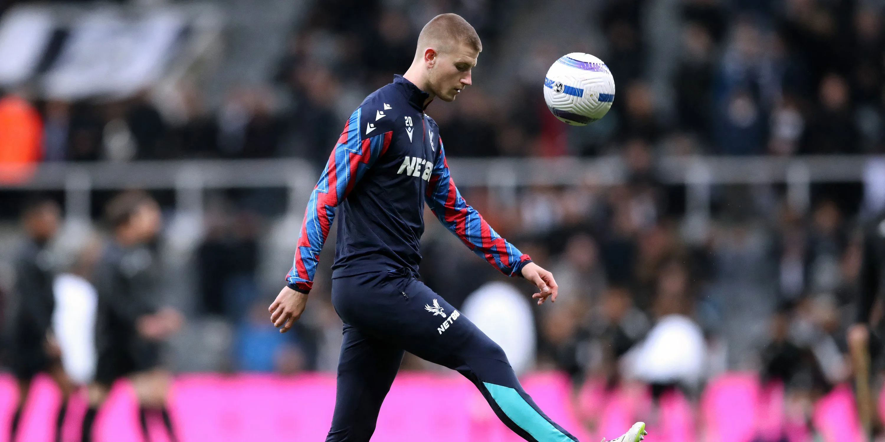 Adam Wharton thể hiện khả năng chuyền bóng và kiểm soát tuyến giữa cho Crystal Palace