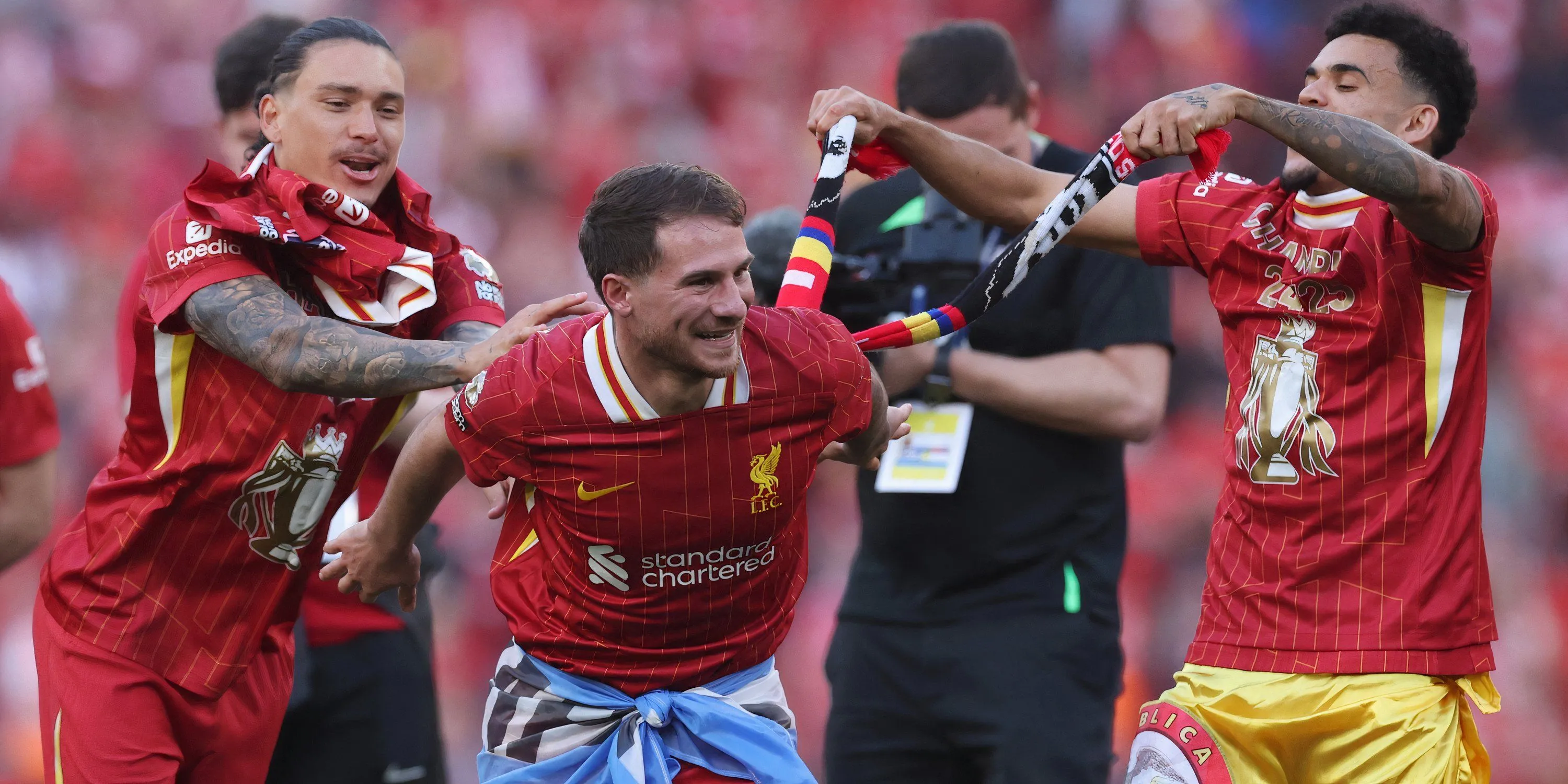 Alexis Mac Allister ăn mừng chức vô địch Premier League cùng Liverpool