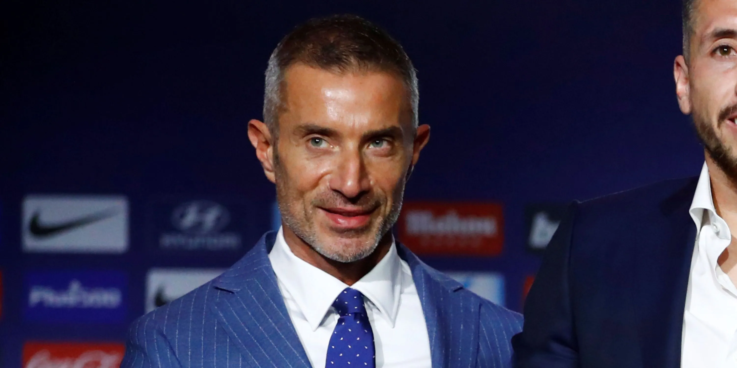 Andrea Berta, giám đốc thể thao mới của Arsenal, trước bối cảnh Premier League