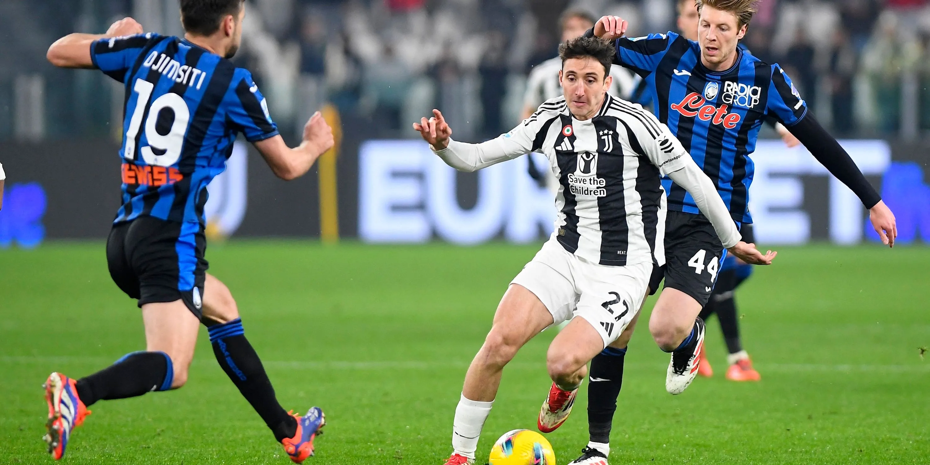 Berat Djimsiti và Marco Brescianini của Atalanta tranh chấp bóng quyết liệt với Andrea Cambiaso của Juventus