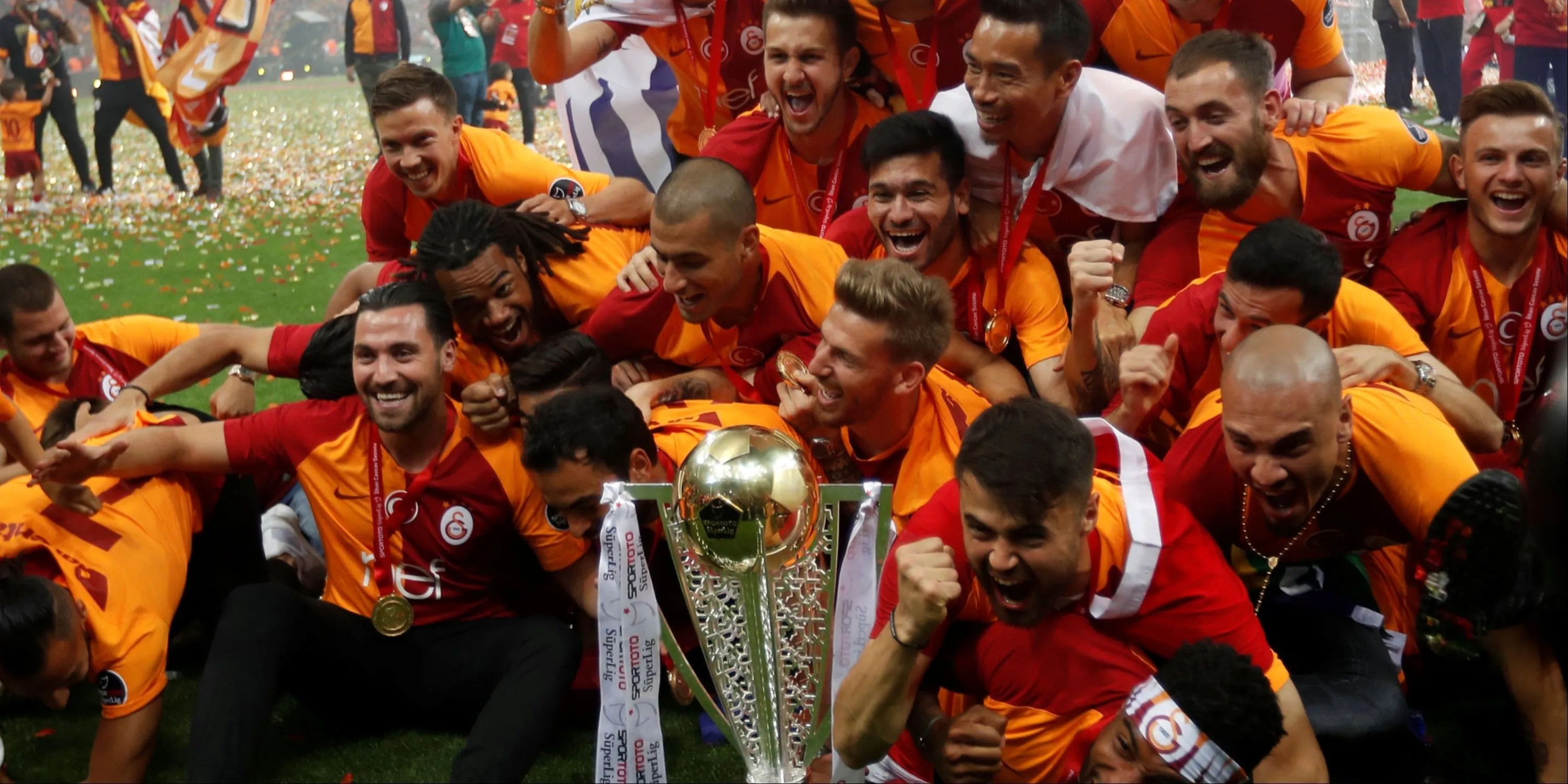 Các cầu thủ Galatasaray ăn mừng chức vô địch Super Lig Thổ Nhĩ Kỳ