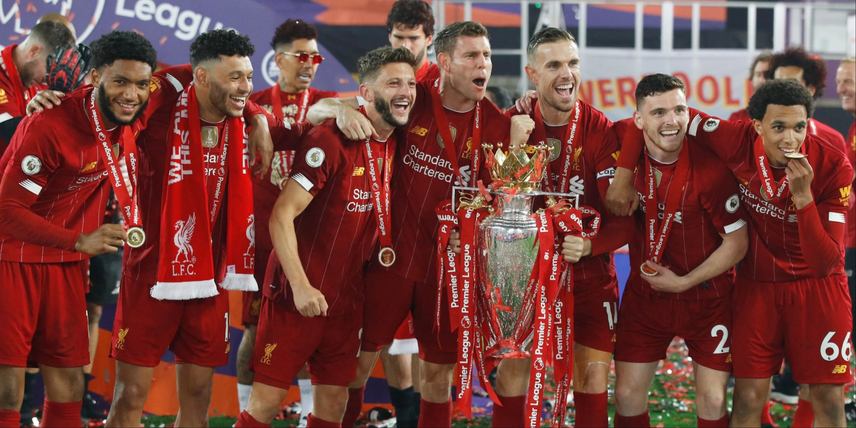 Các cầu thủ Liverpool ăn mừng danh hiệu Carabao Cup