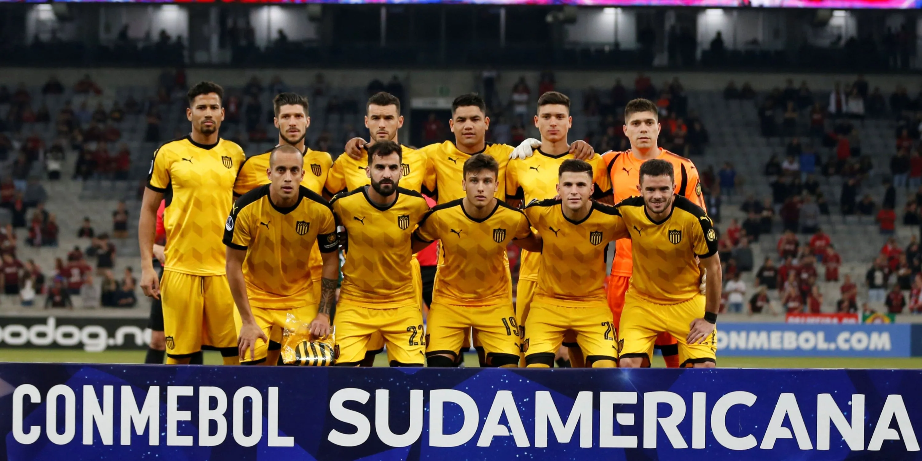 Các cầu thủ Penarol (Uruguay) chụp ảnh đội hình trước trận