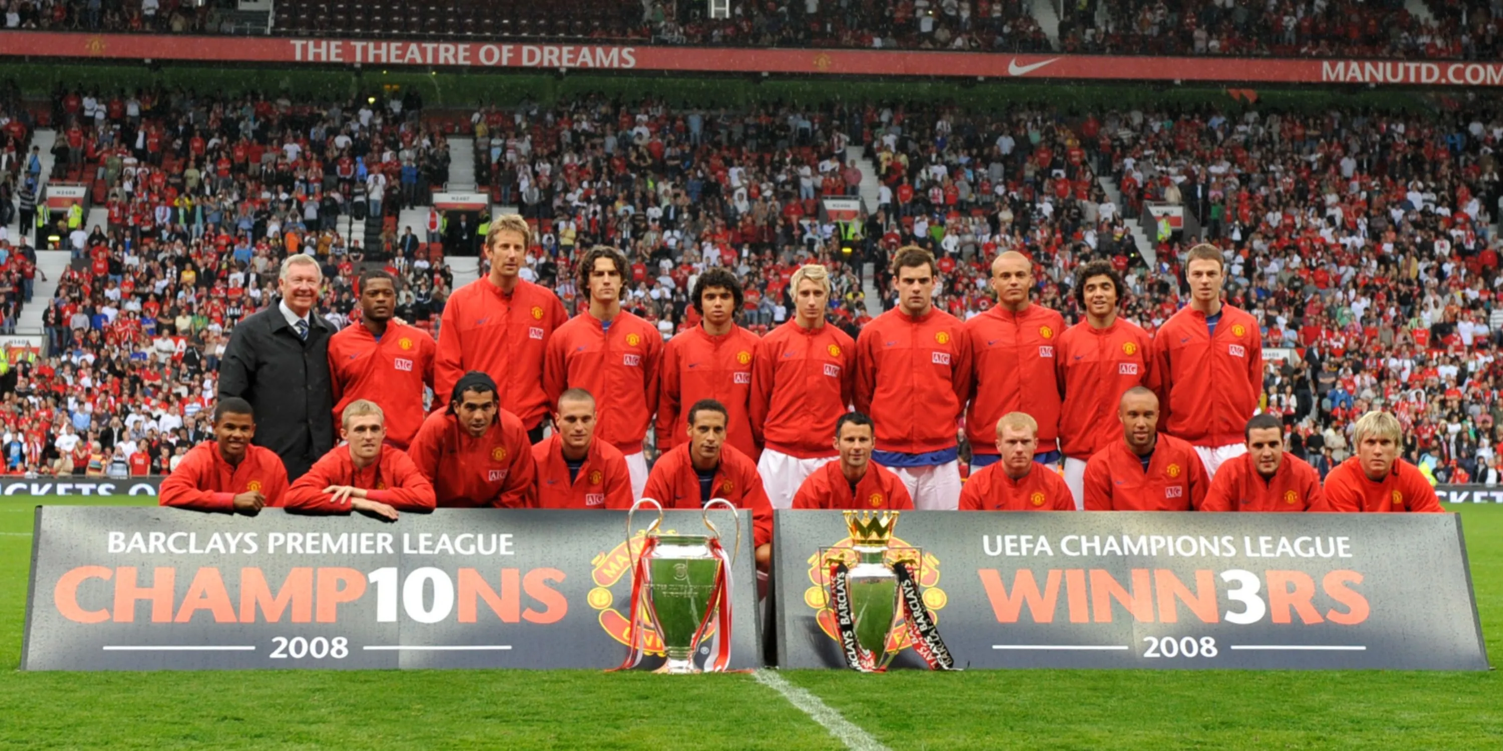 Các huyền thoại Manchester United trong một trận đấu lịch sử