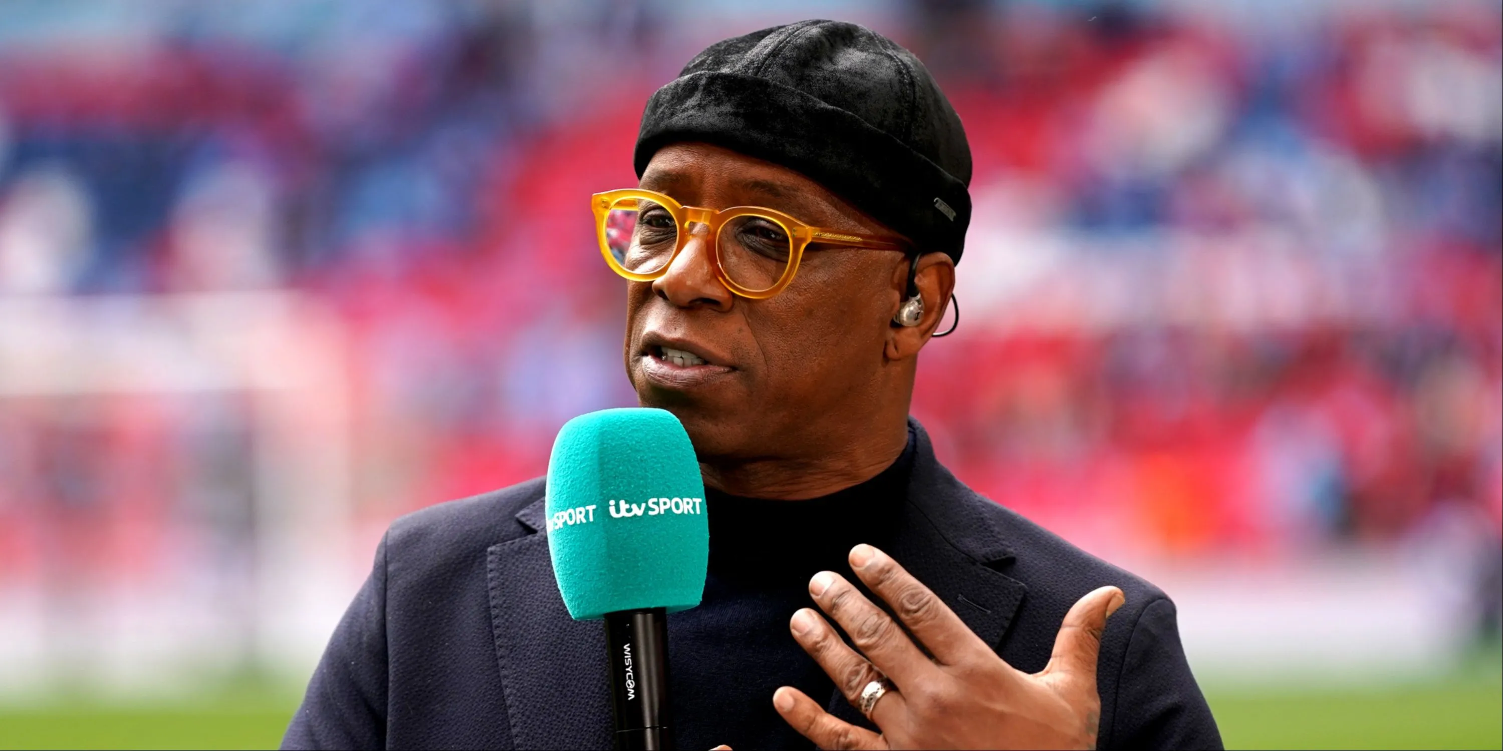 Chân dung Ian Wright khi trả lời phỏng vấn