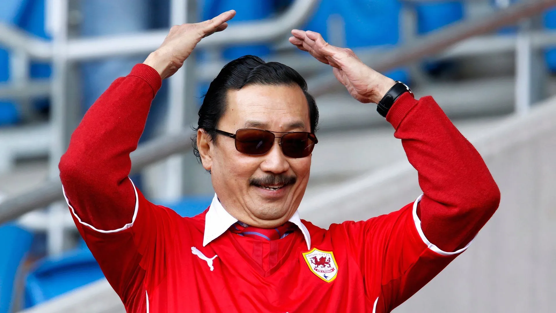 Chủ tịch Vincent Tan của Cardiff City theo dõi trận đấu