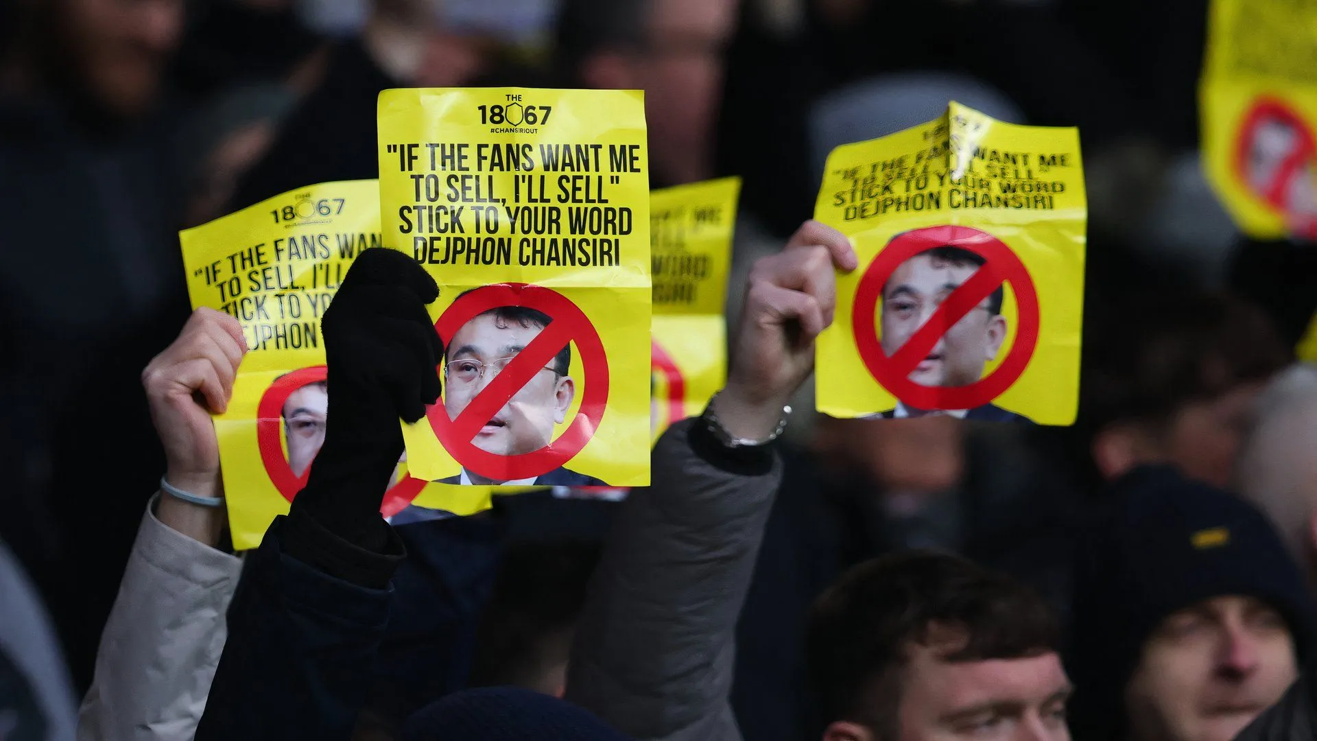 Cổ động viên Sheffield Wednesday biểu tình phản đối chủ sở hữu Dejphon Chansiri
