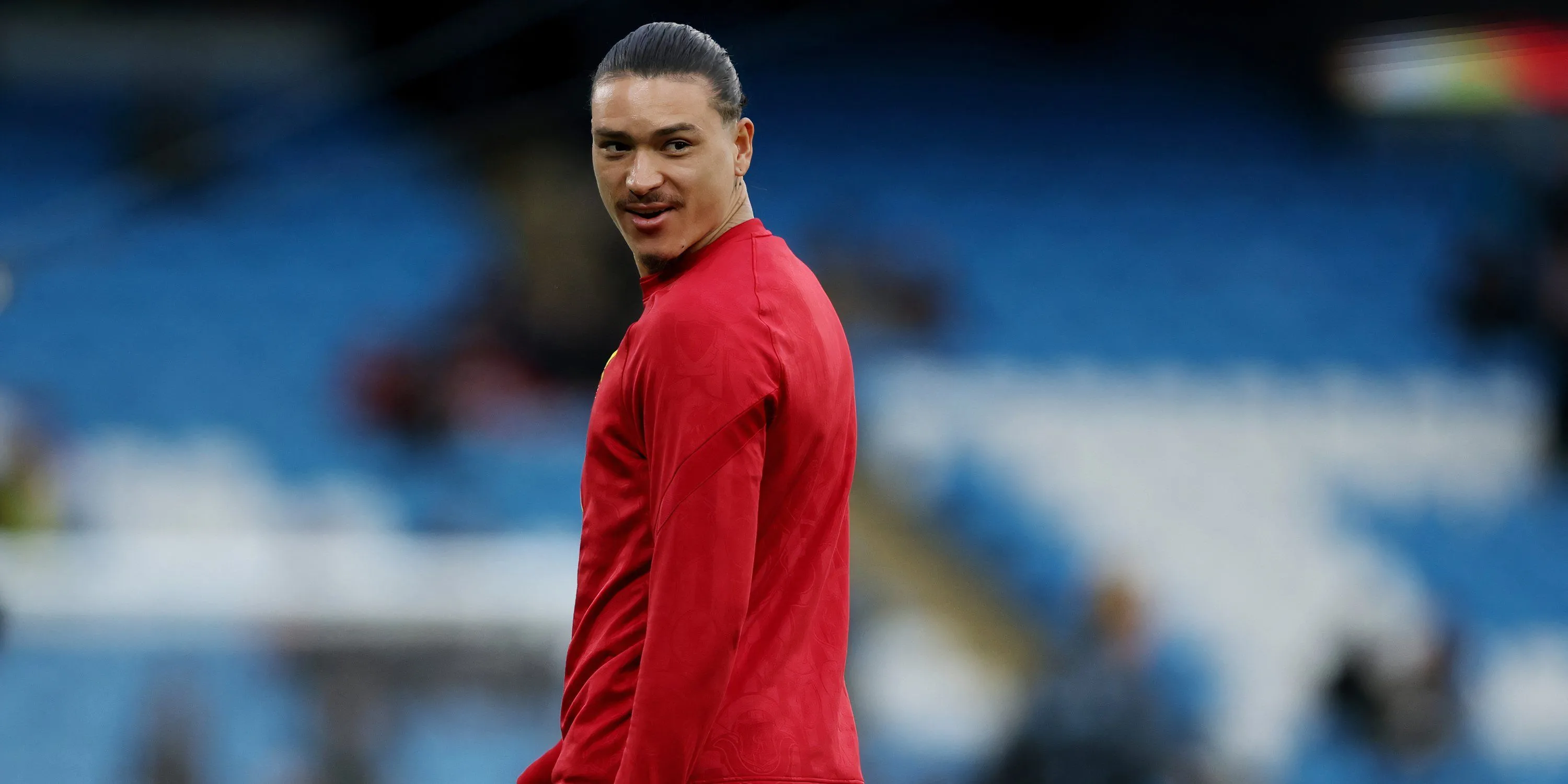 Darwin Nunez khởi động trong màu áo Liverpool trước trận đấu