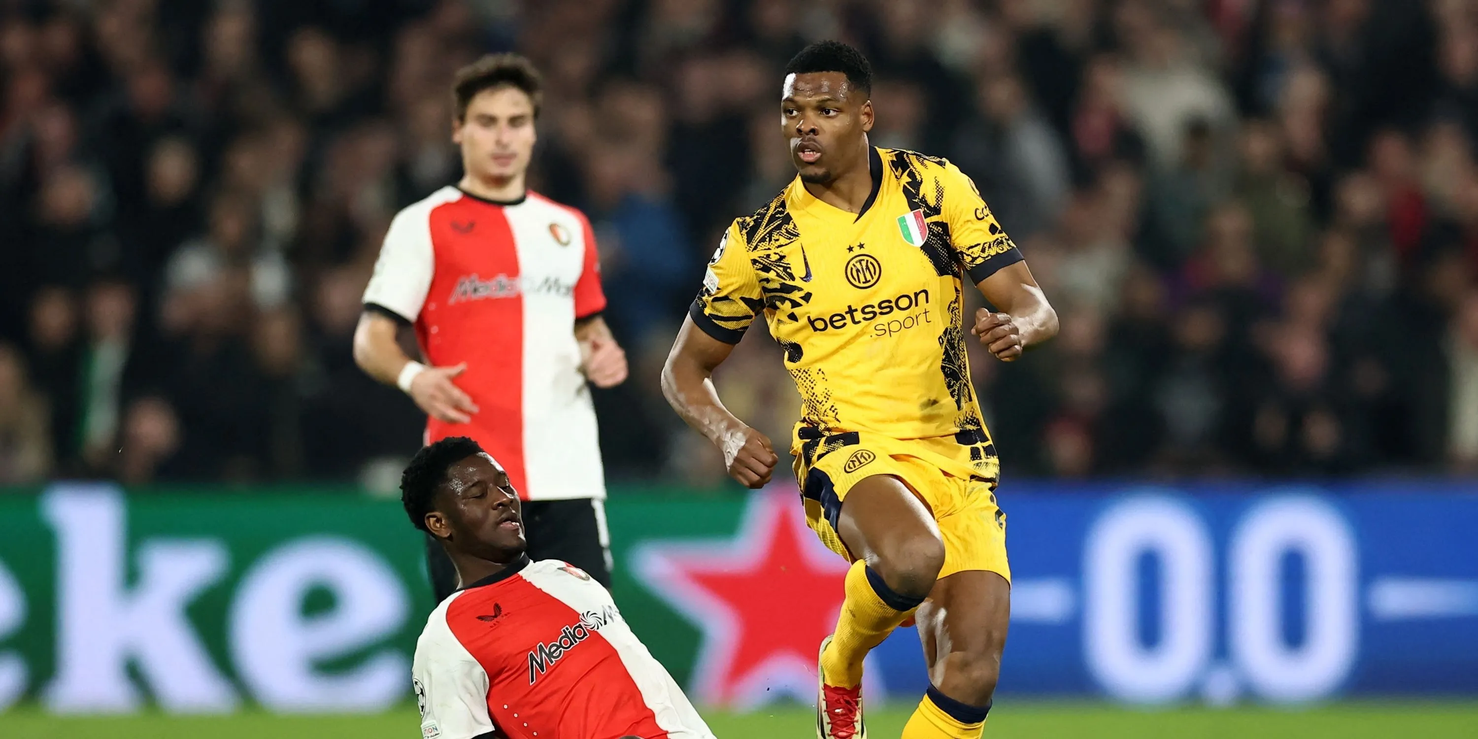 Denzel Dumfries (Inter Milan) tranh bóng với Ibrahim Osman (Feyenoord)
