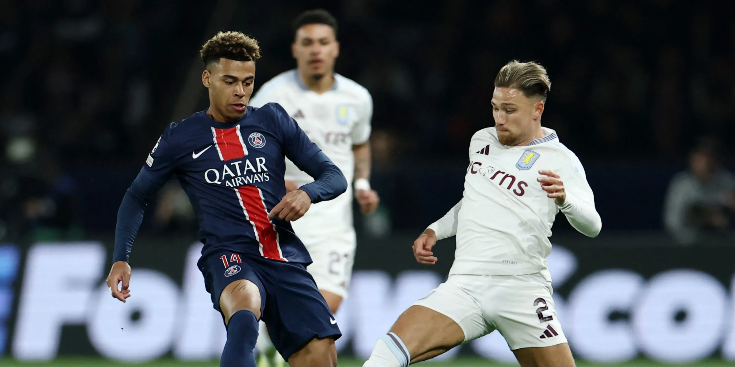 Desire Doue (PSG) tranh chấp bóng quyết liệt với Matty Cash (Aston Villa)