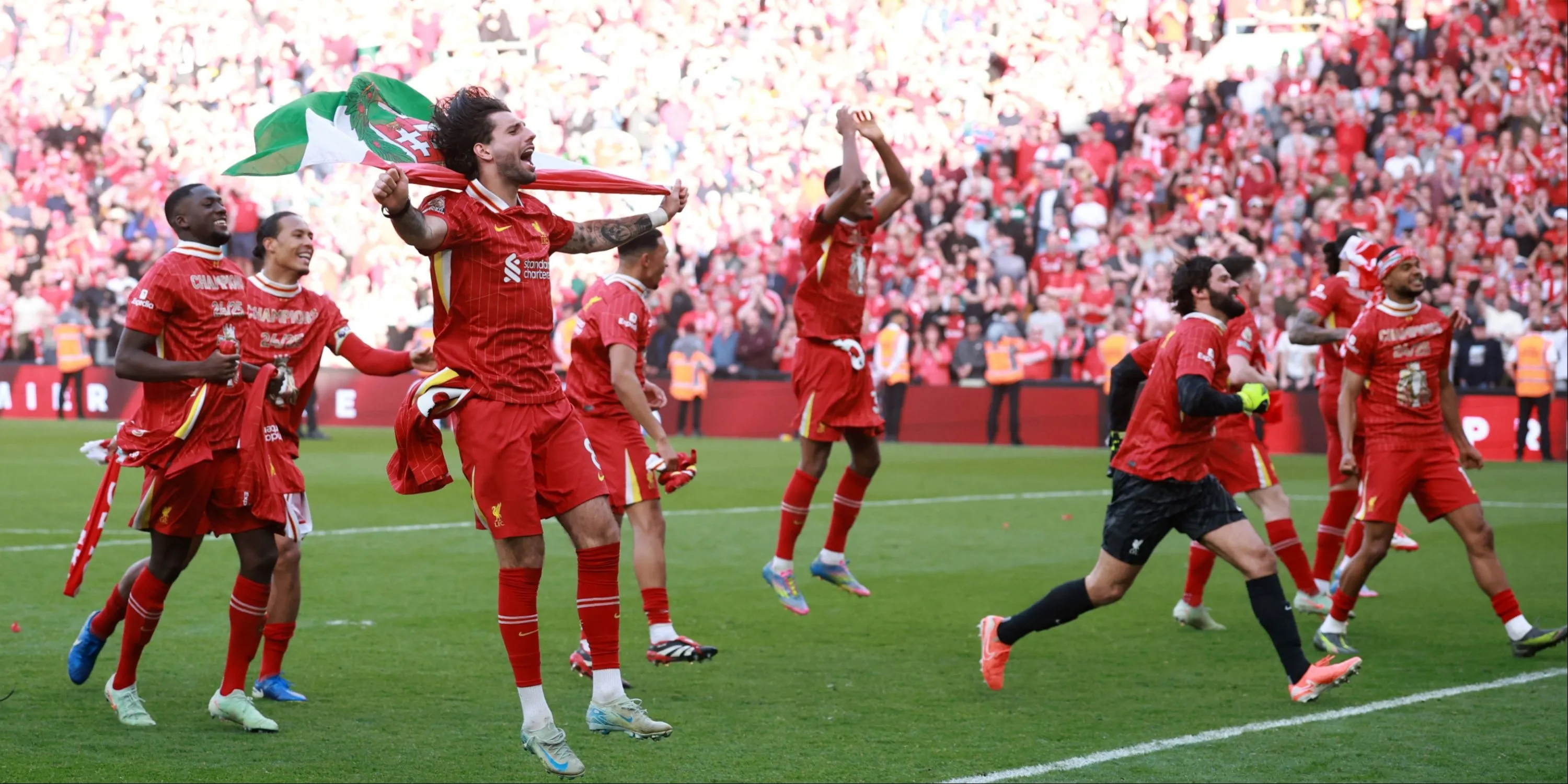 Dominik Szoboszlai ăn mừng cùng đồng đội Liverpool