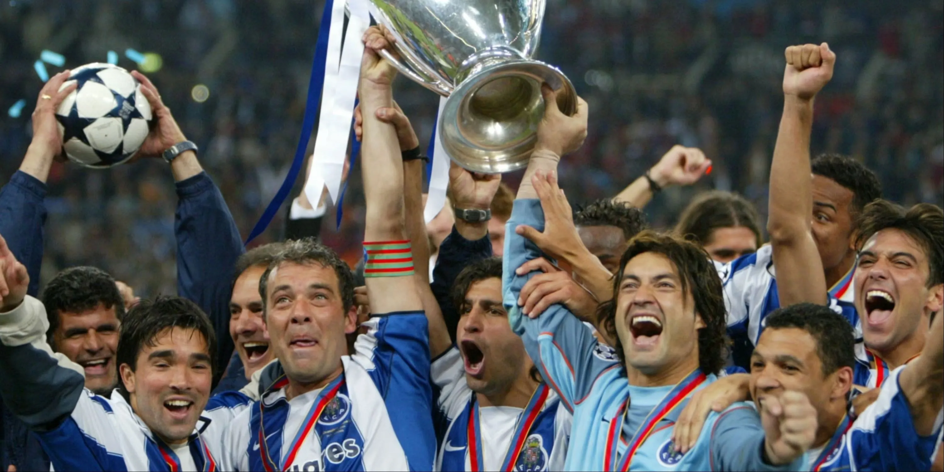 FC Porto nâng cao cúp vô địch UEFA Champions League 2004