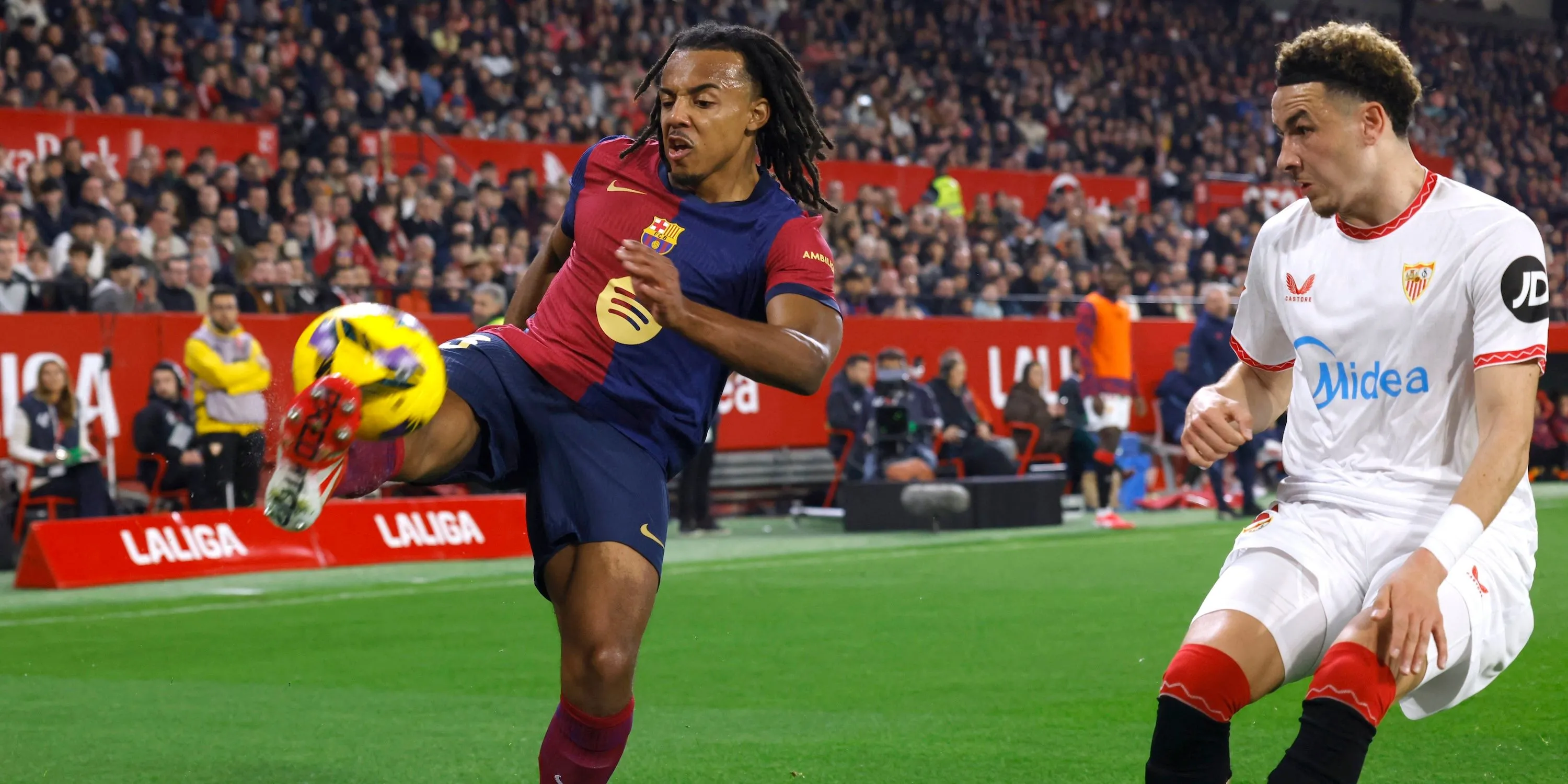 Hậu vệ Jules Kounde của FC Barcelona thi đấu