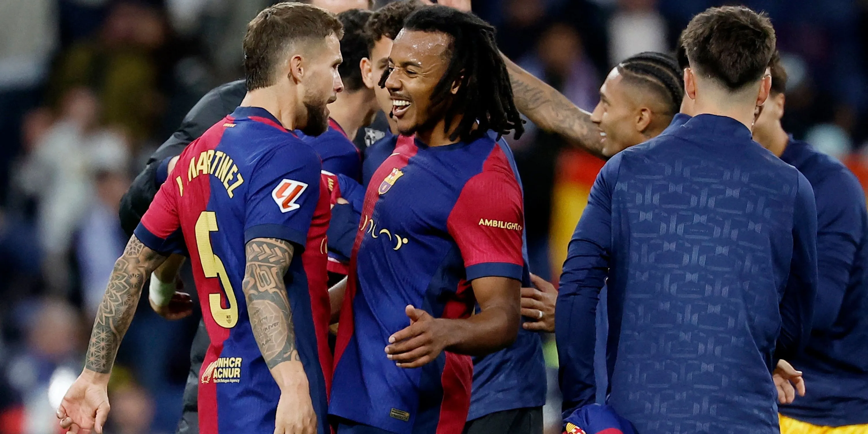 Hậu vệ Jules Kounde (phải) ăn mừng cùng đồng đội Inigo Martinez tại Barcelona