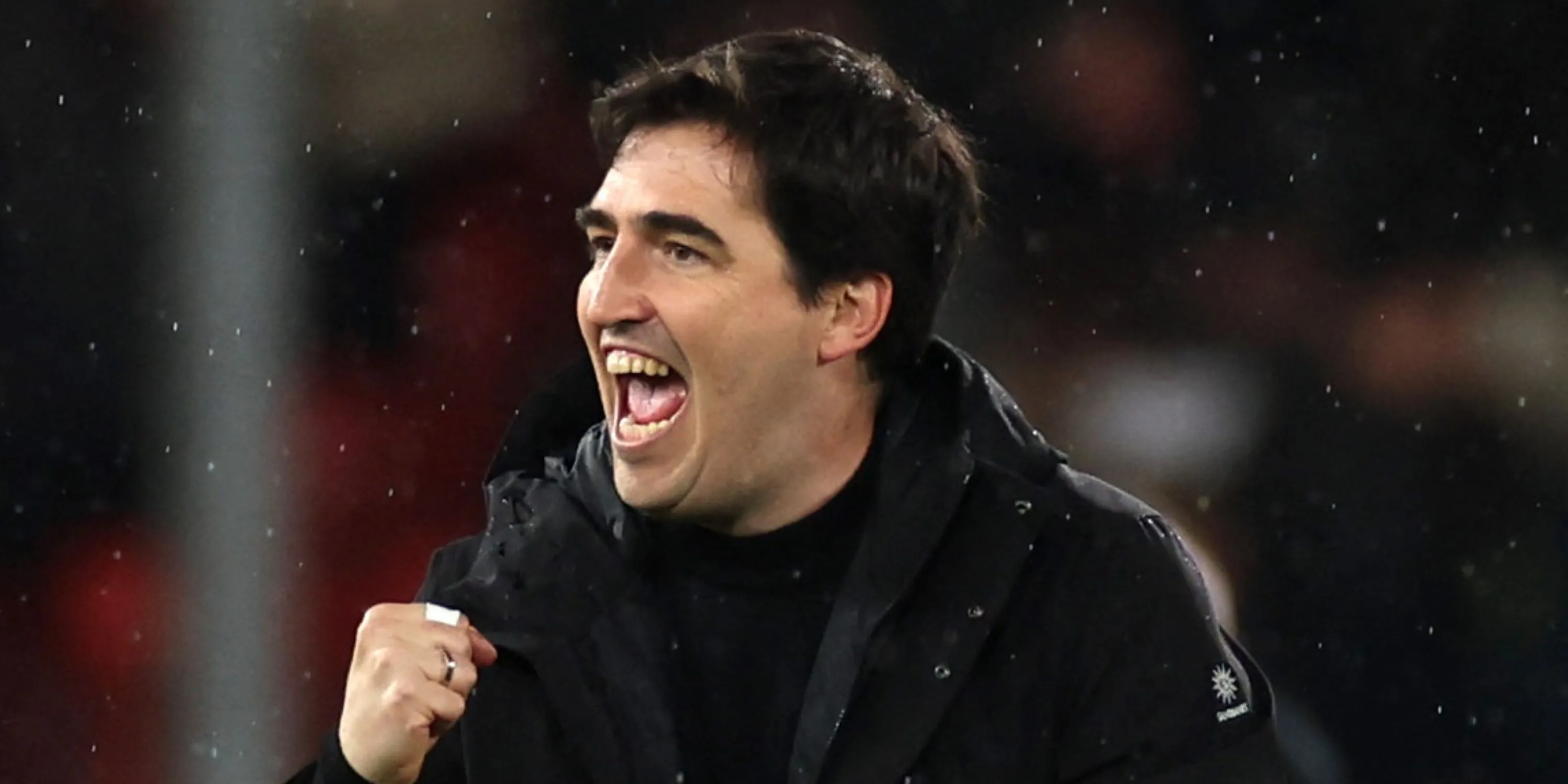 HLV Andoni Iraola đang chỉ đạo các cầu thủ Bournemouth trong một trận đấu Premier League