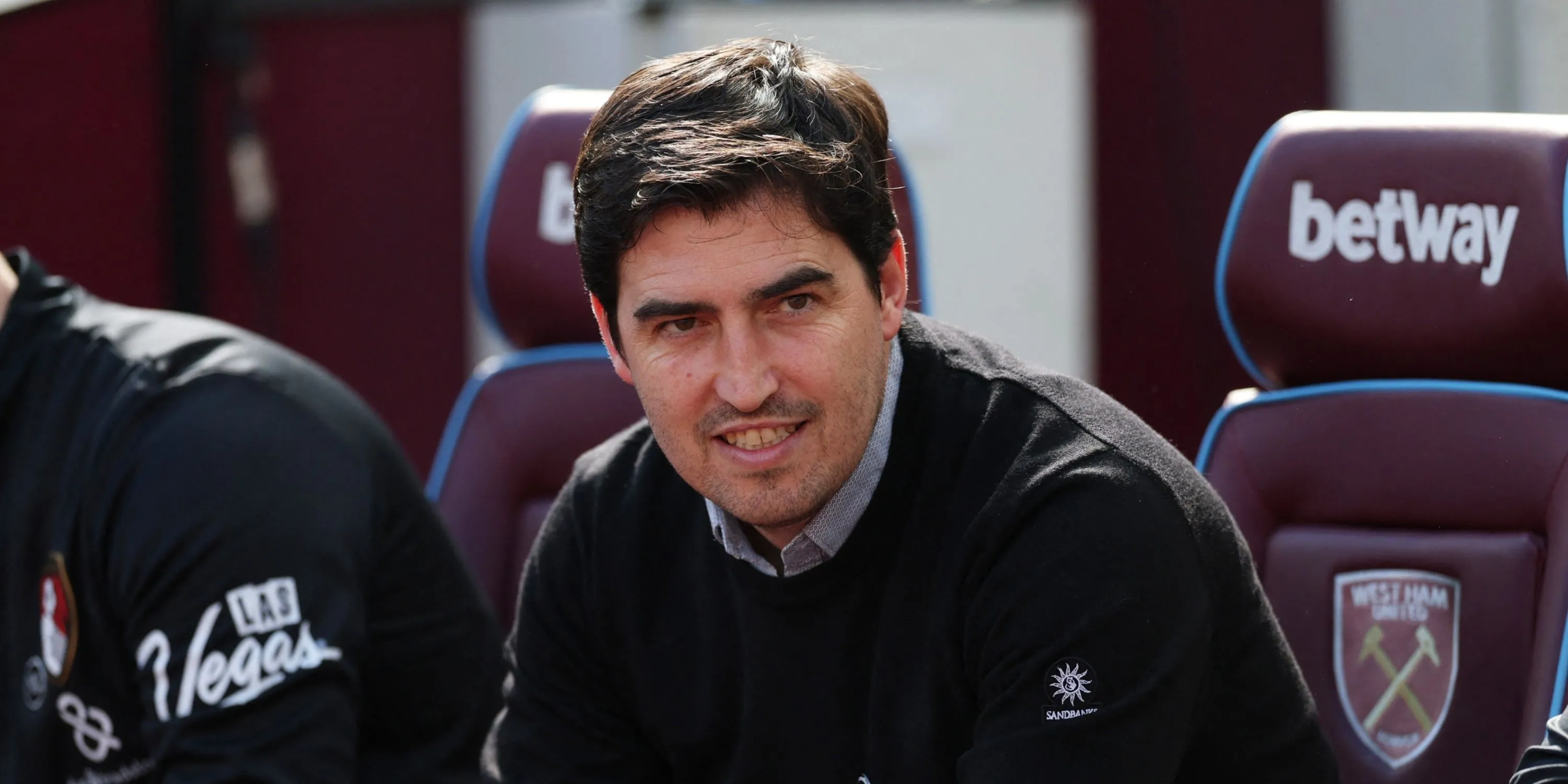 HLV Andoni Iraola quan sát trận đấu của Bournemouth tại Premier League