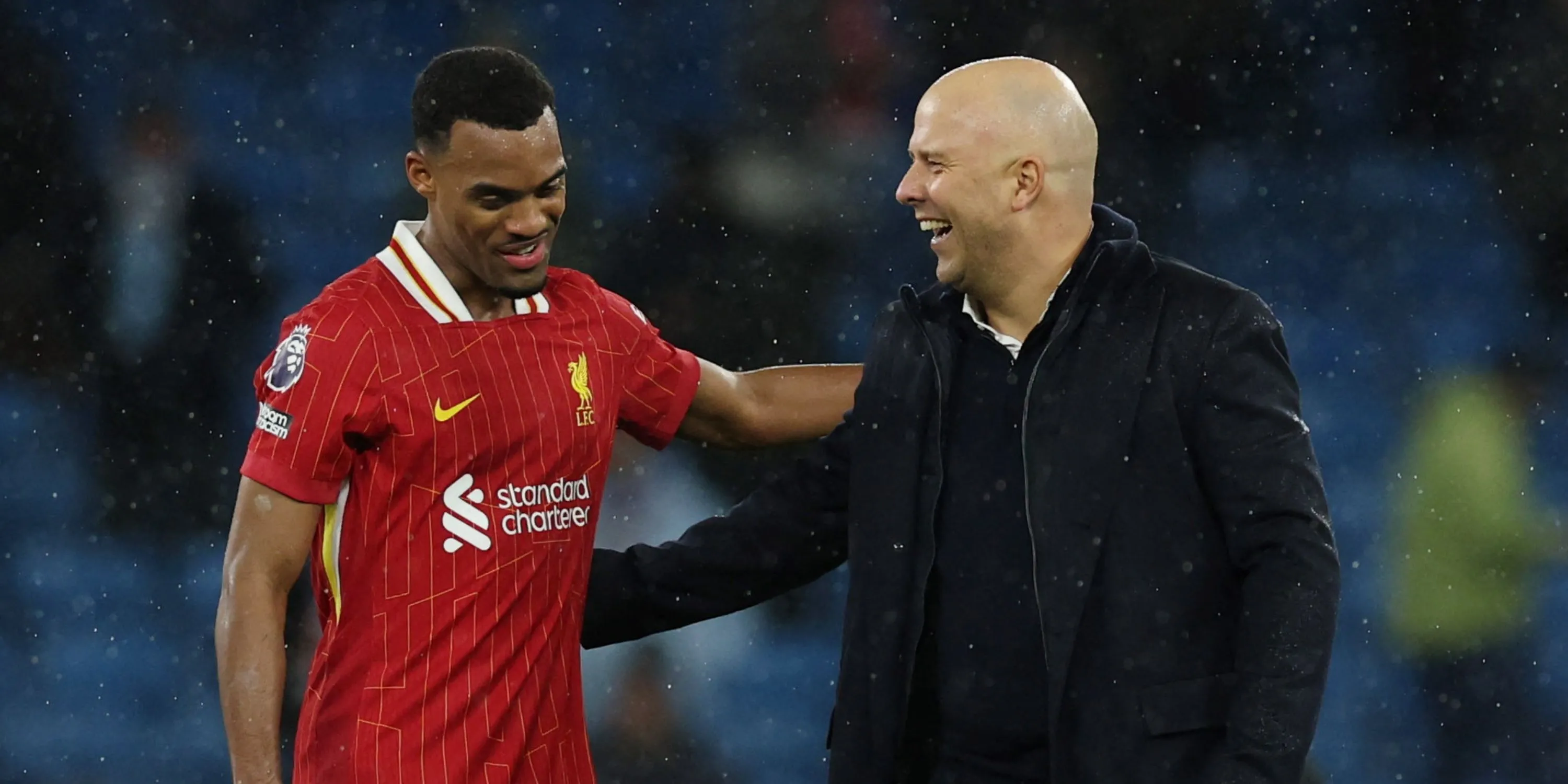 HLV Arne Slot và Ryan Gravenberch thảo luận chiến thuật tại Liverpool