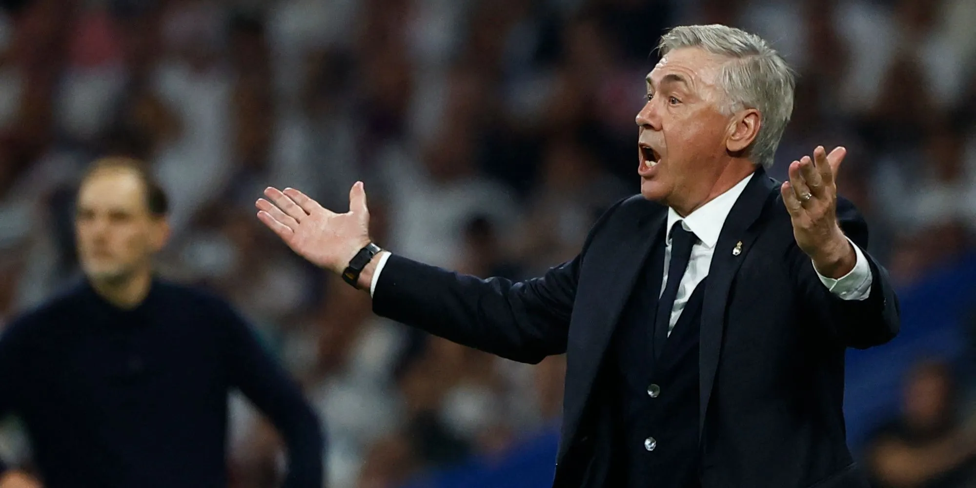 HLV Carlo Ancelotti trên đường biên chỉ đạo Real Madrid