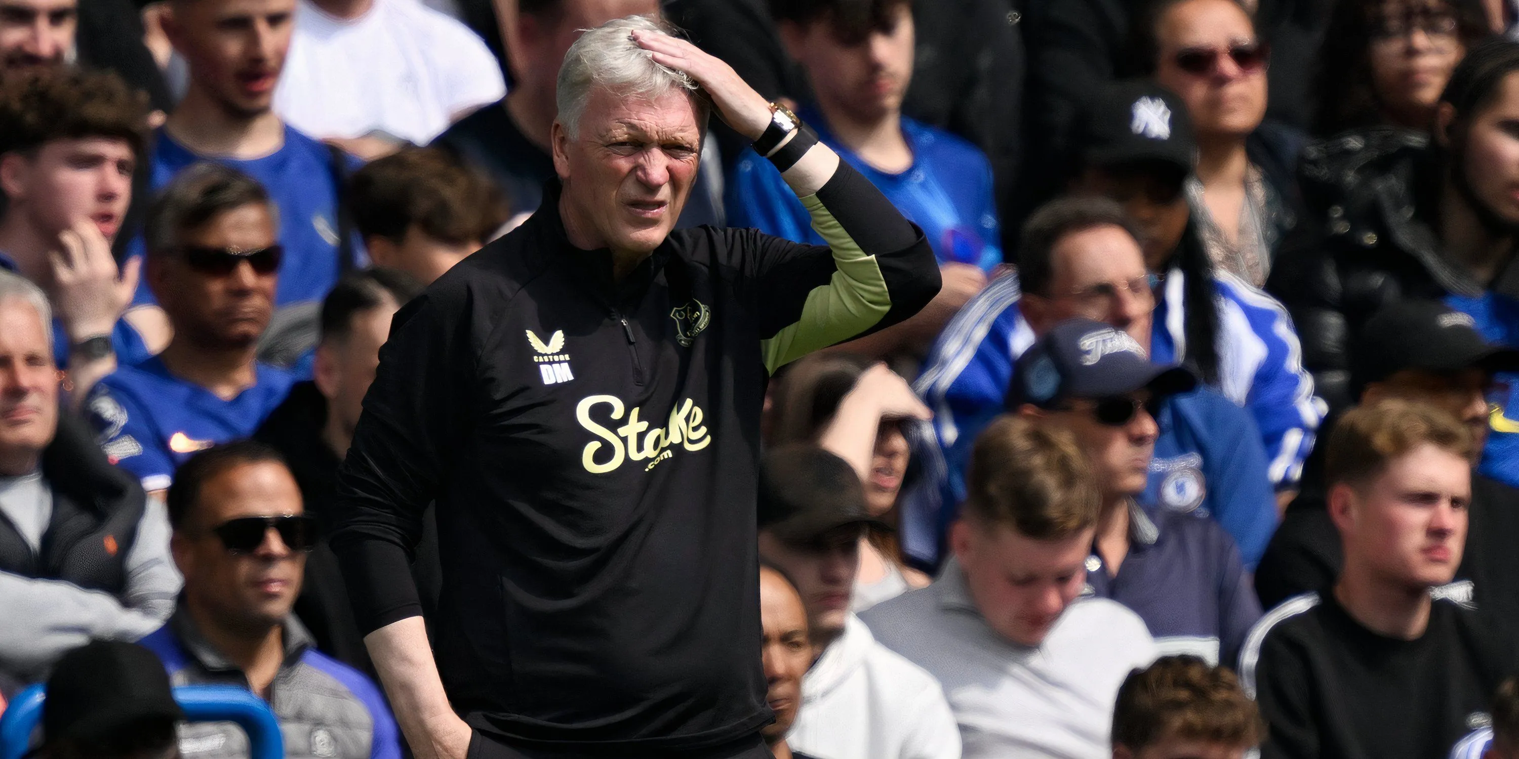 HLV David Moyes của Everton theo dõi trận đấu