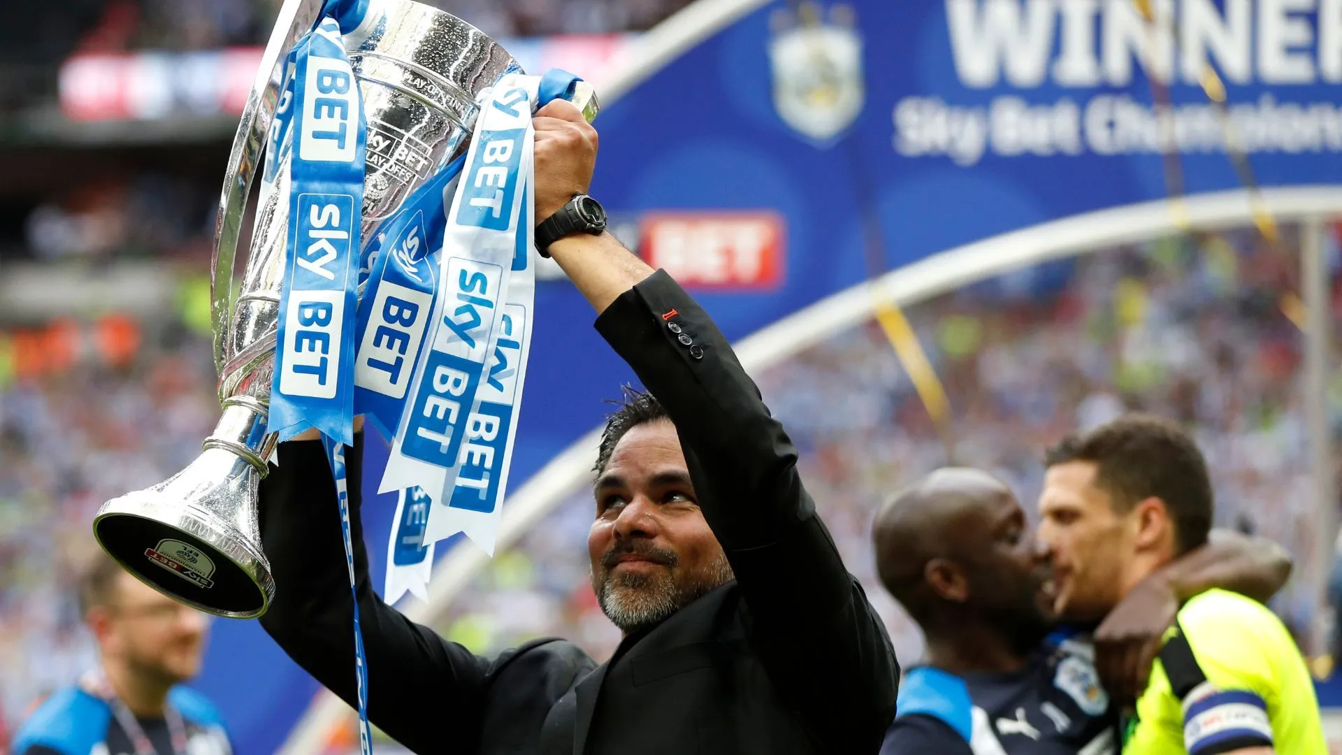 HLV David Wagner ăn mừng cùng Huddersfield Town sau chiến thắng play-off Championship, giành quyền thăng hạng Premier League năm 2017