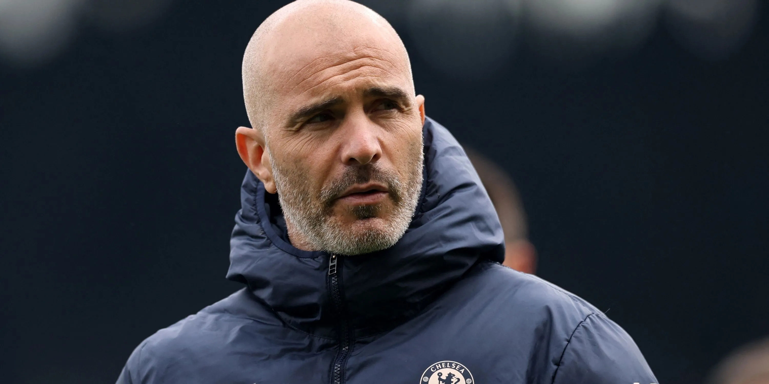 HLV Enzo Maresca của Chelsea quan sát trước trận đấu
