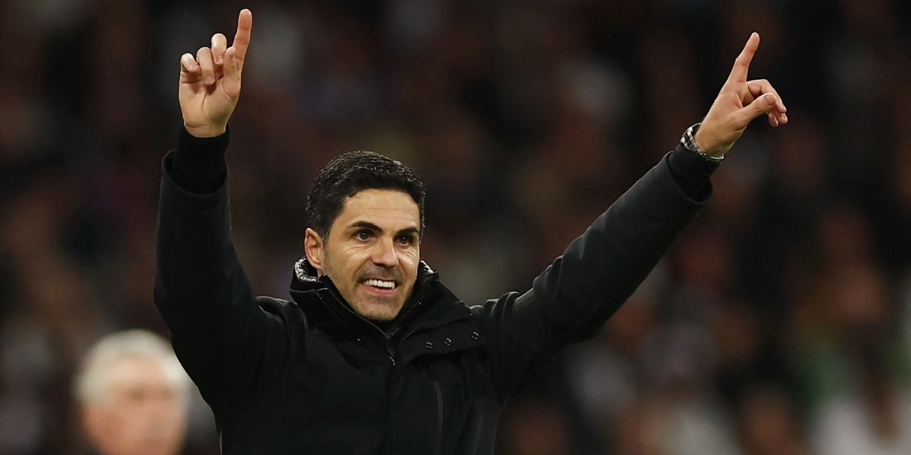 HLV Mikel Arteta của Arsenal đang chỉ đạo chiến thuật