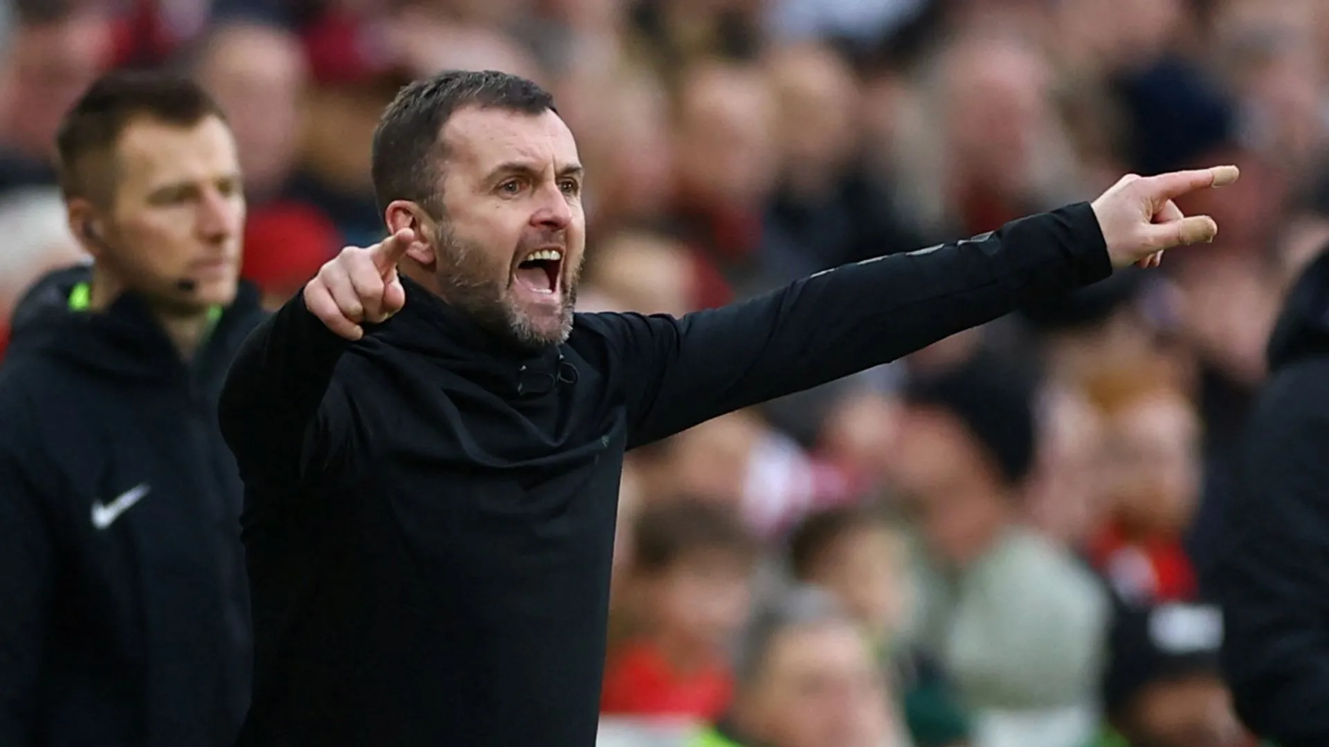 HLV Nathan Jones chỉ đạo cầu thủ Charlton Athletic trên sân tập