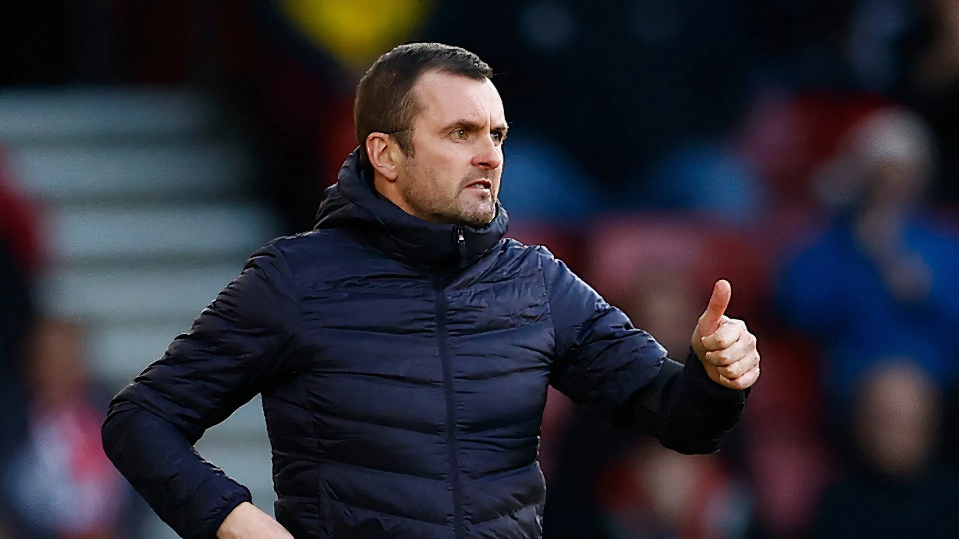HLV Nathan Jones thể hiện sự tập trung cao độ tại Charlton