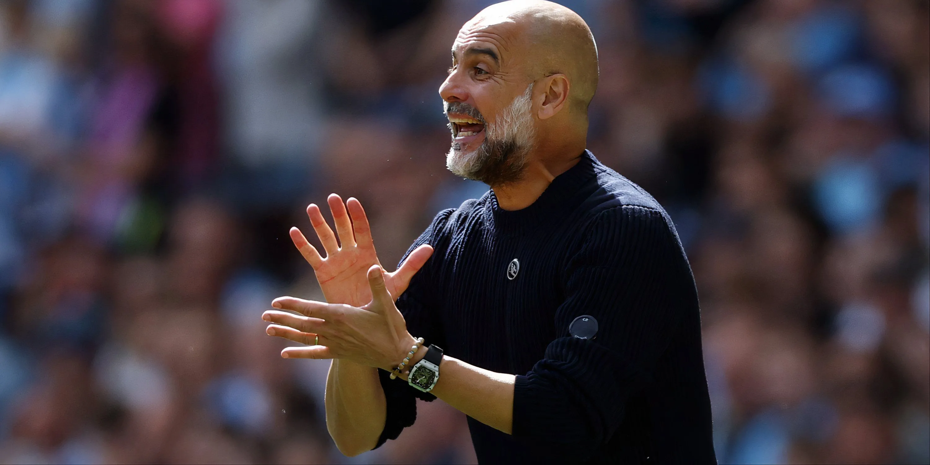 HLV Pep Guardiola chỉ đạo các cầu thủ Man City trong một trận đấu Ngoại hạng Anh