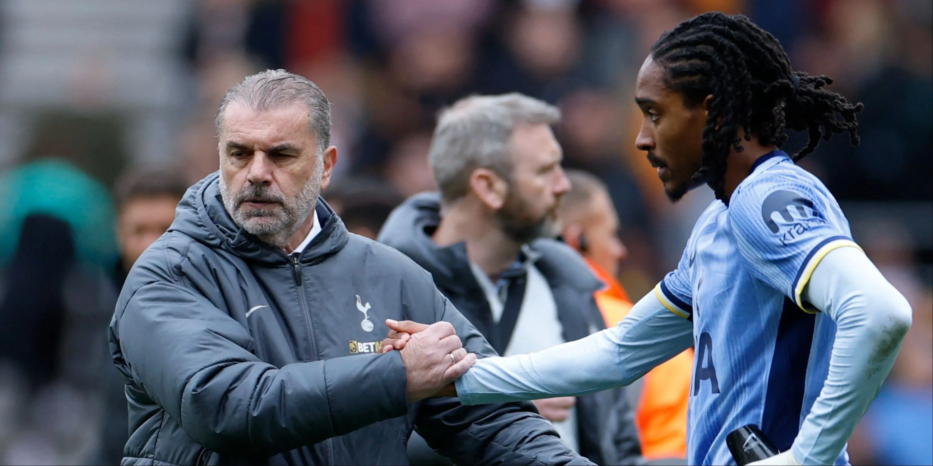 HLV Postecoglou trao đổi với Djed Spence bên đường biên
