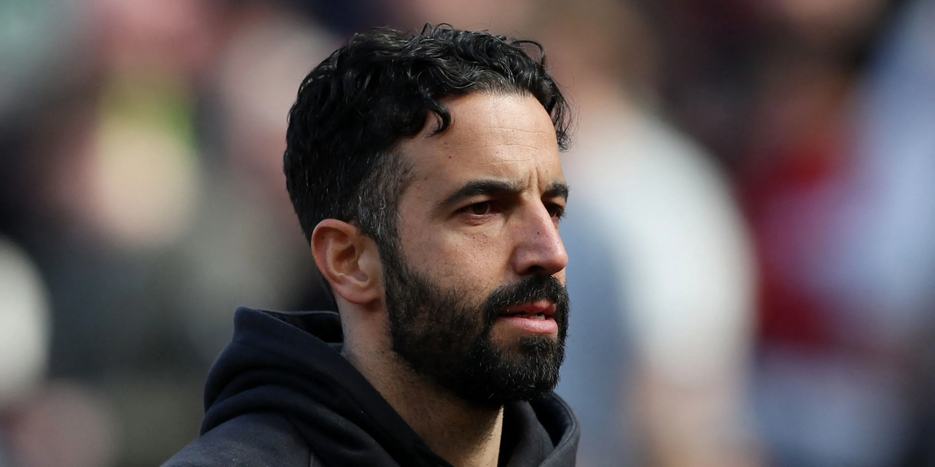 HLV Ruben Amorim chỉ đạo bên đường biên trong màu áo Man Utd