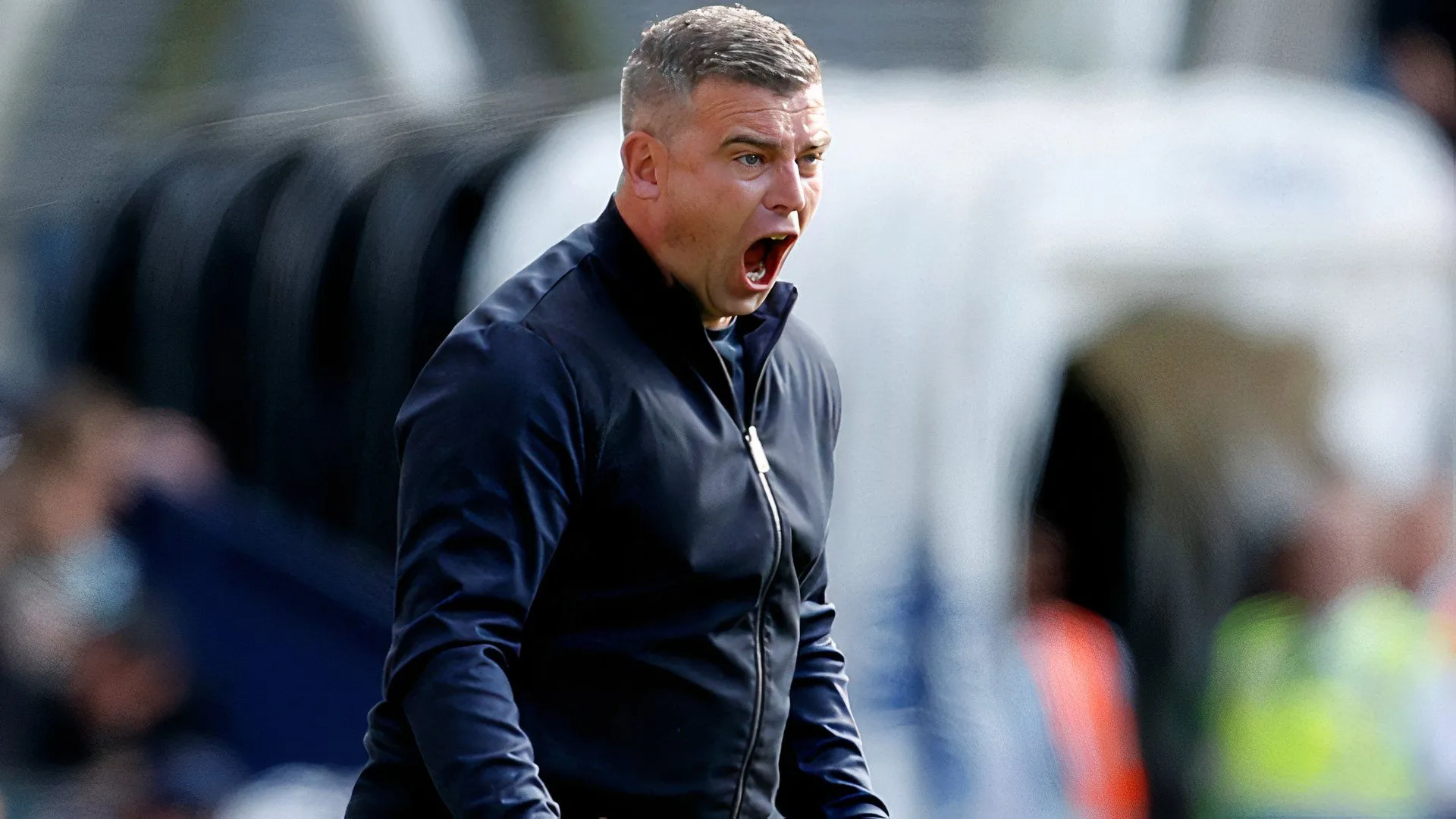 HLV Steven Schumacher của Bolton Wanderers trên sân tập