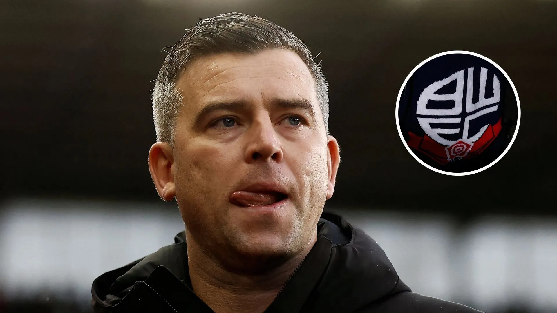 HLV Steven Schumacher trao đổi với cầu thủ Bolton Wanderers