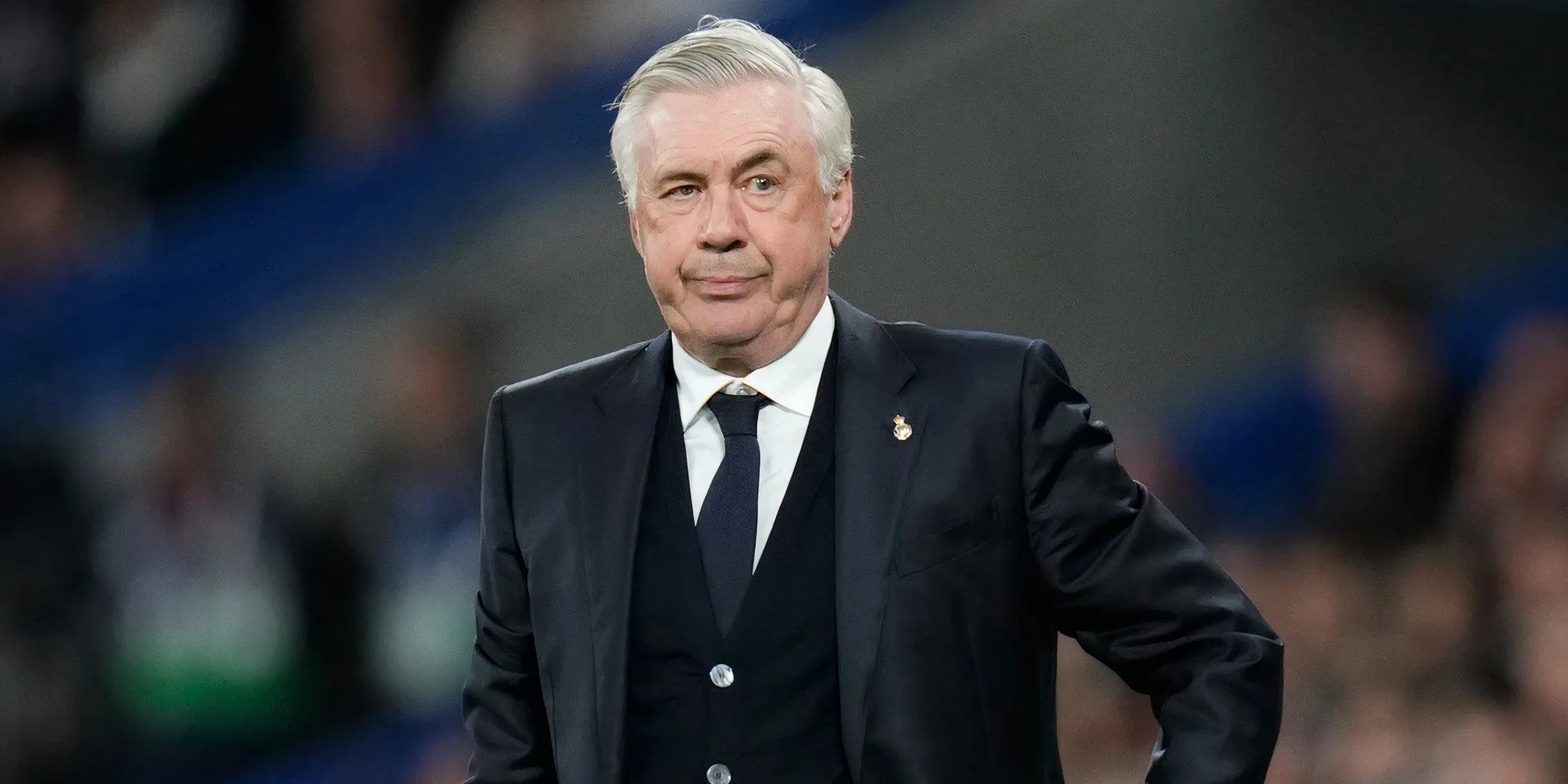 Huấn luyện viên Real Madrid Carlo Ancelotti chỉ đạo bên đường biên