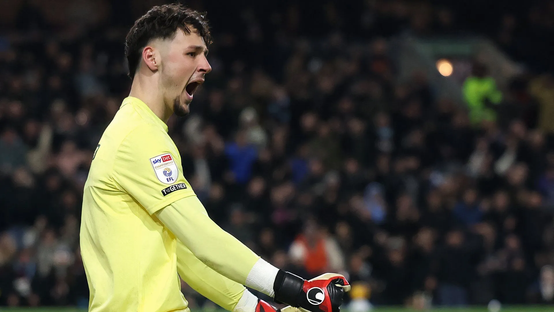 James Trafford ăn mừng sau pha cản phá phạt đền cho Burnley