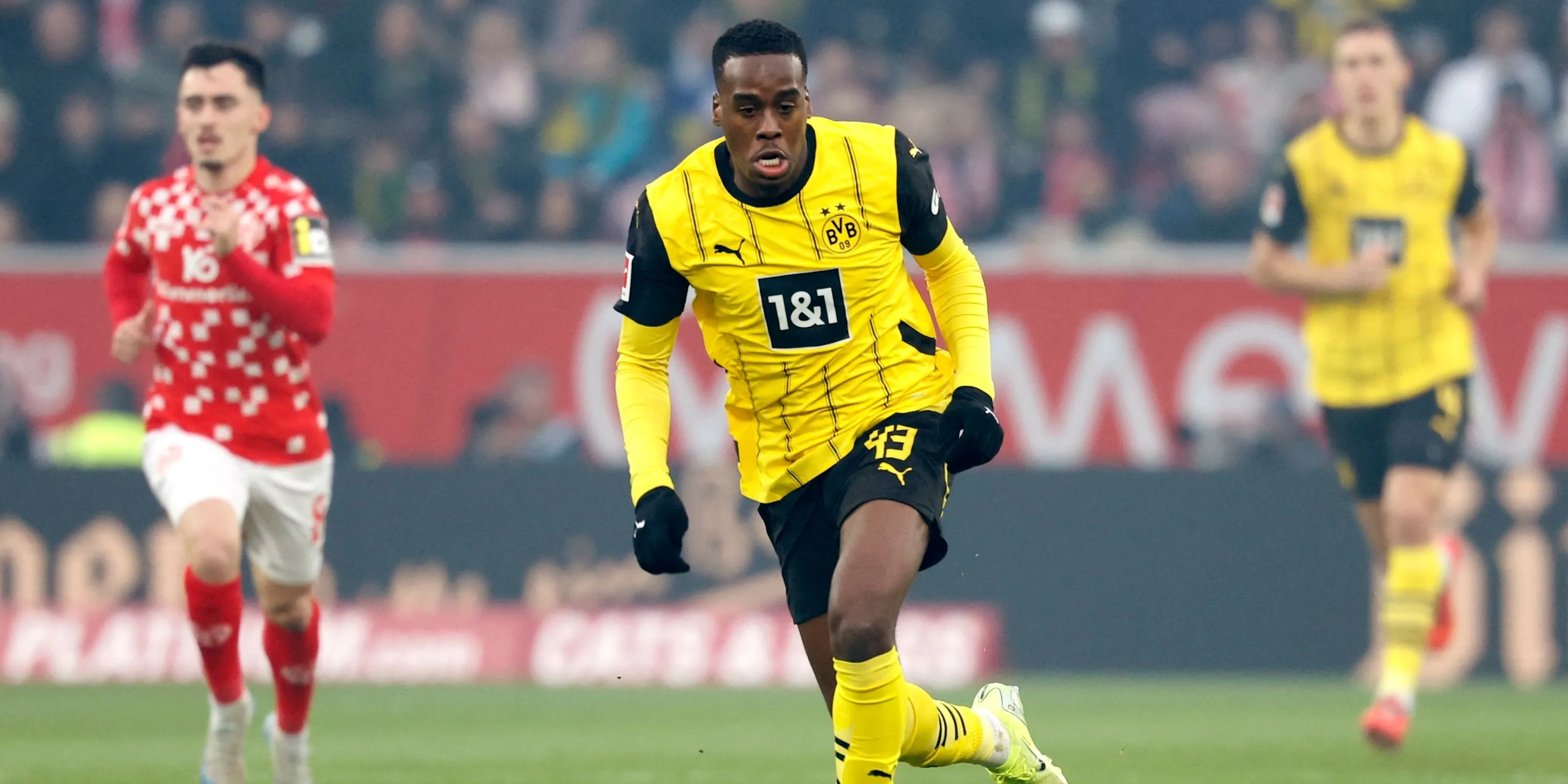 Jamie Bynoe-Gittens đi bóng trong màu áo Borussia Dortmund