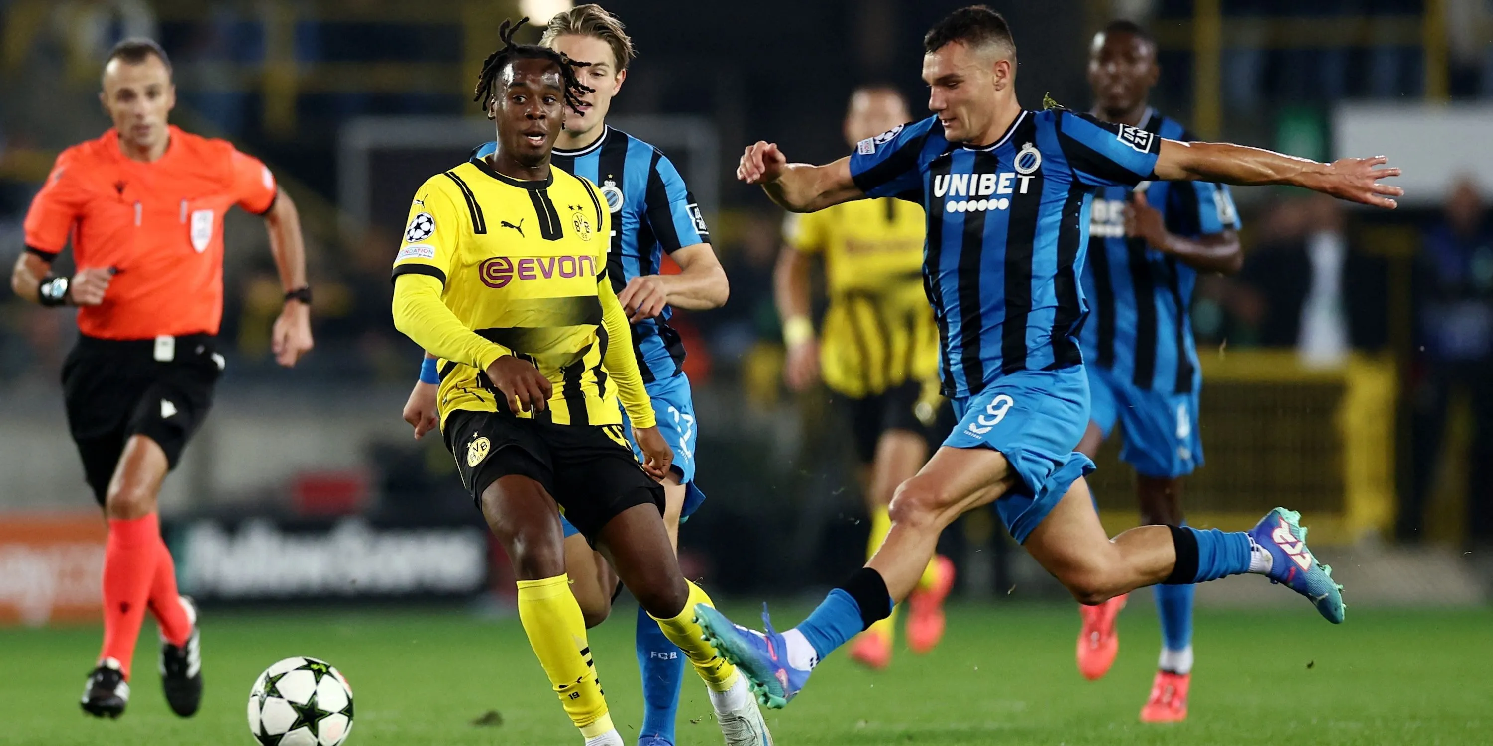 Jamie Bynoe-Gittens (Dortmund) tranh chấp với Ferran Jutgla (Club Brugge)