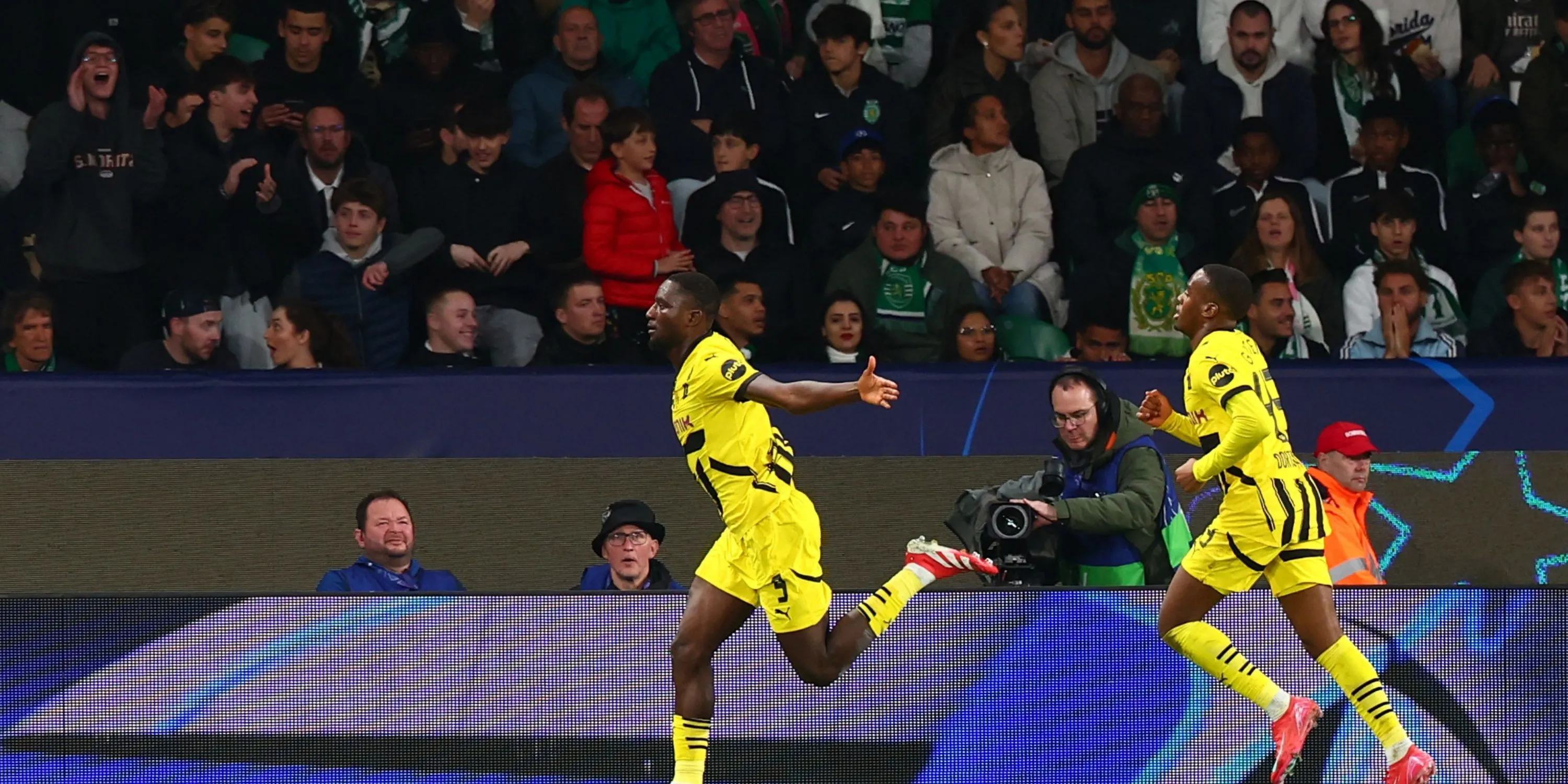 Jamie Bynoe-Gittens rê bóng qua đối thủ khi khoác áo Dortmund