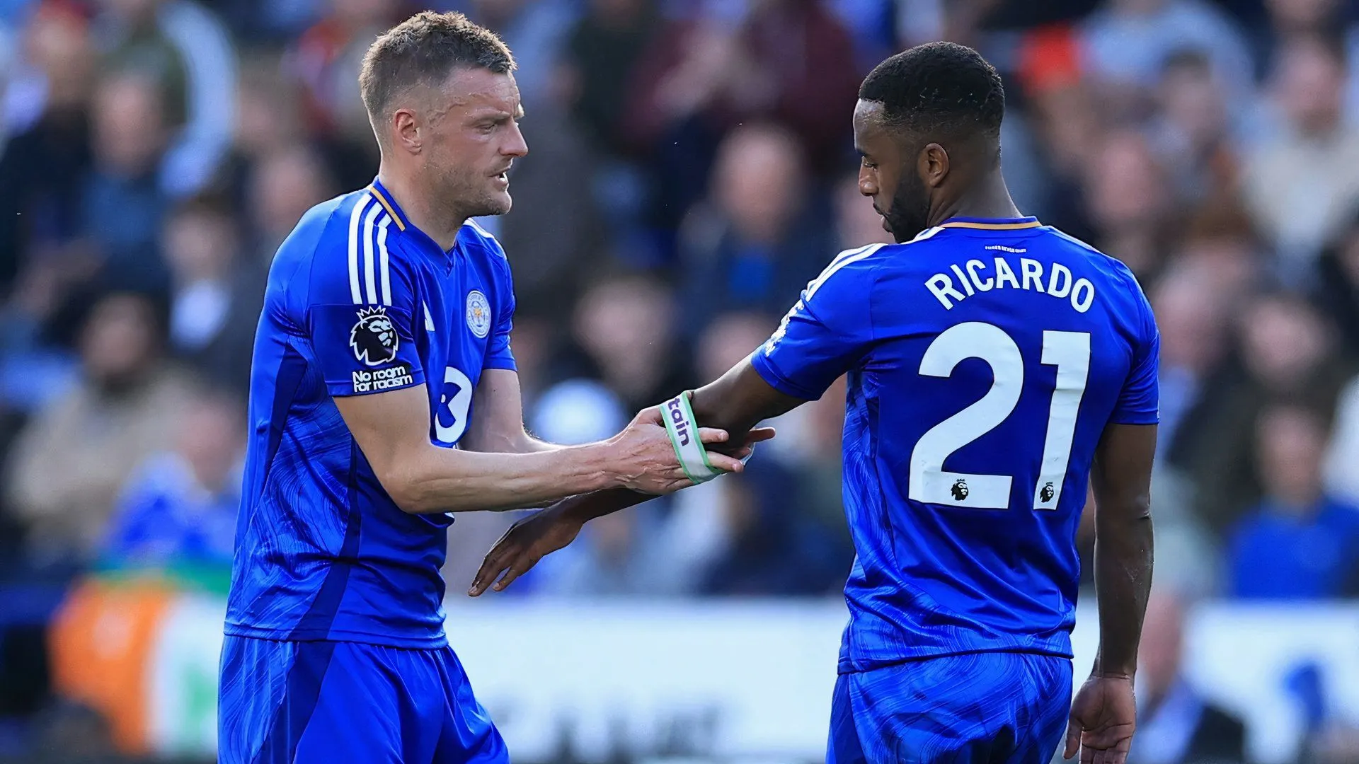 Jamie Vardy trao băng đội trưởng cho Ricardo Pereira tại Leicester City