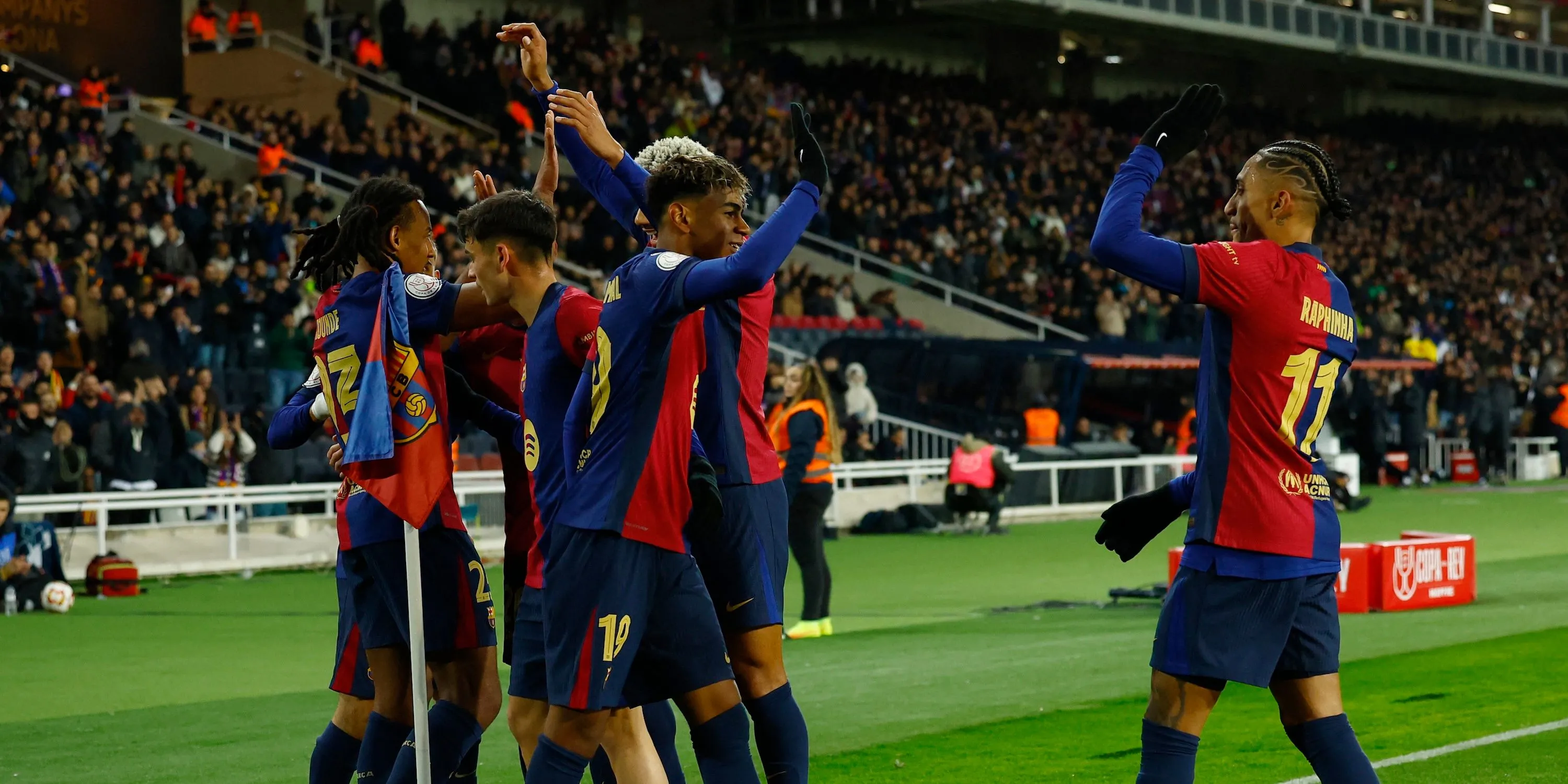 Jules Kounde (Barcelona) ăn mừng bàn thắng cùng đồng đội