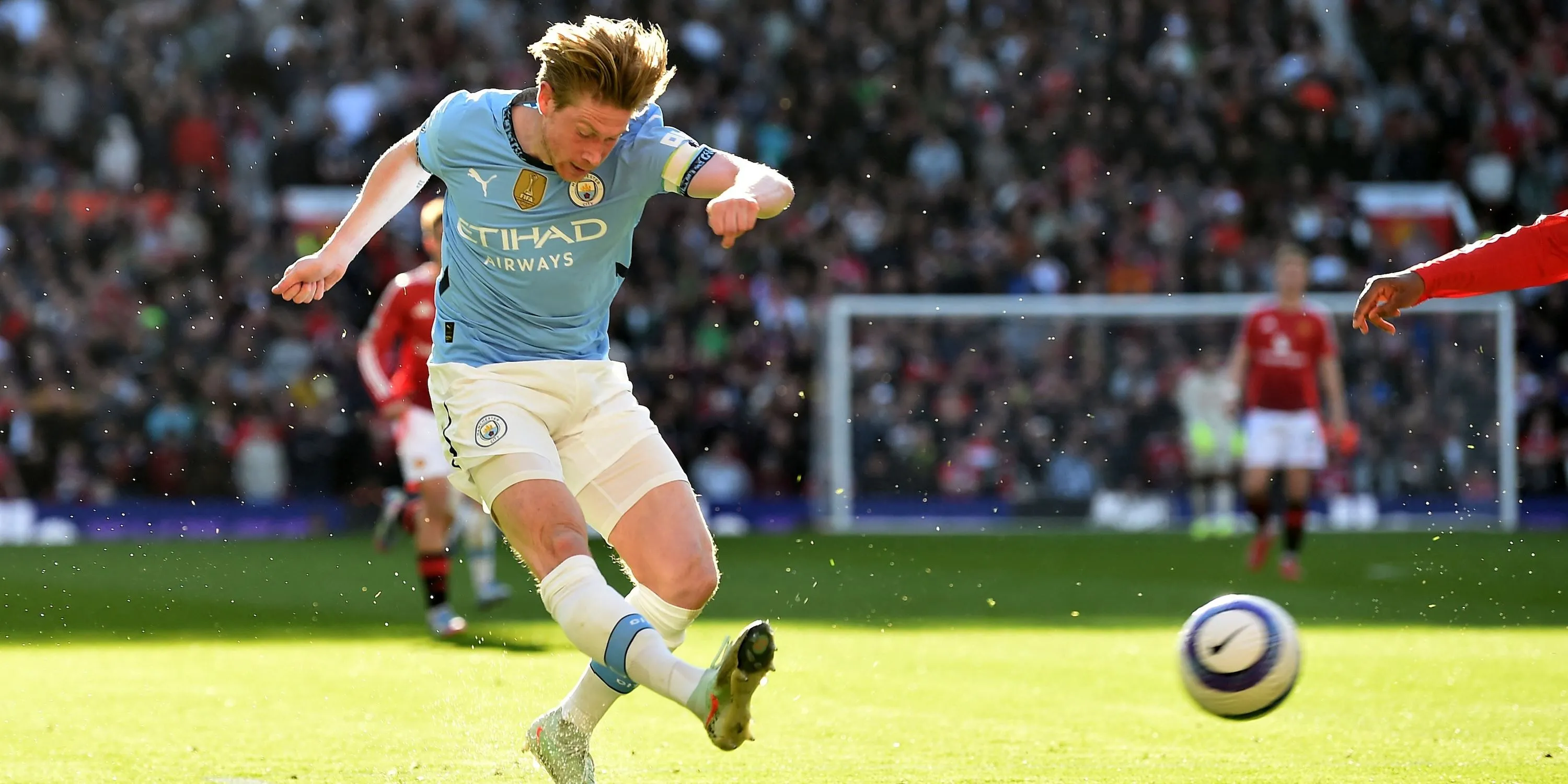 Kevin De Bruyne của Manchester City tung cú sút về phía khung thành đối phương