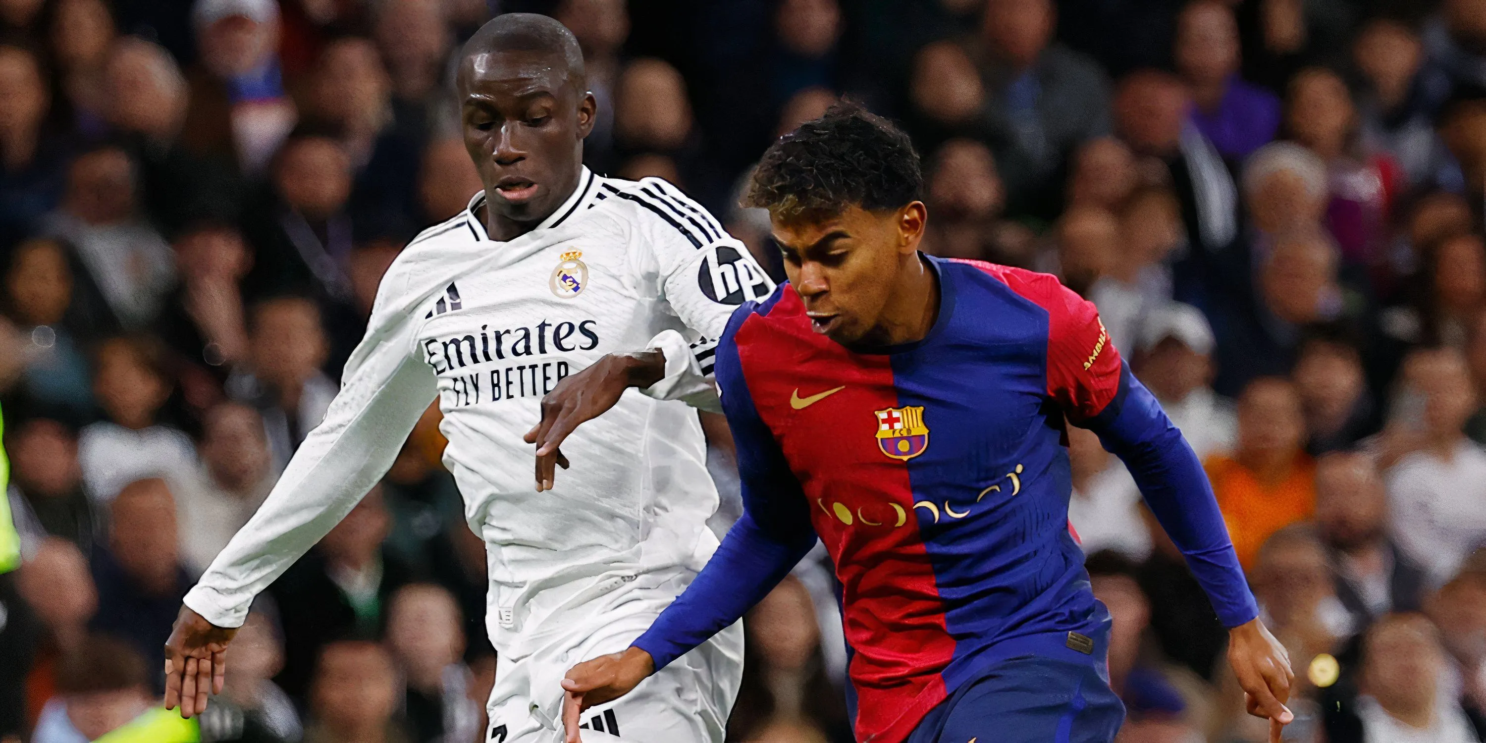 Lamine Yamal của Barcelona tranh chấp với Ferland Mendy của Real Madrid trong trận El Clasico