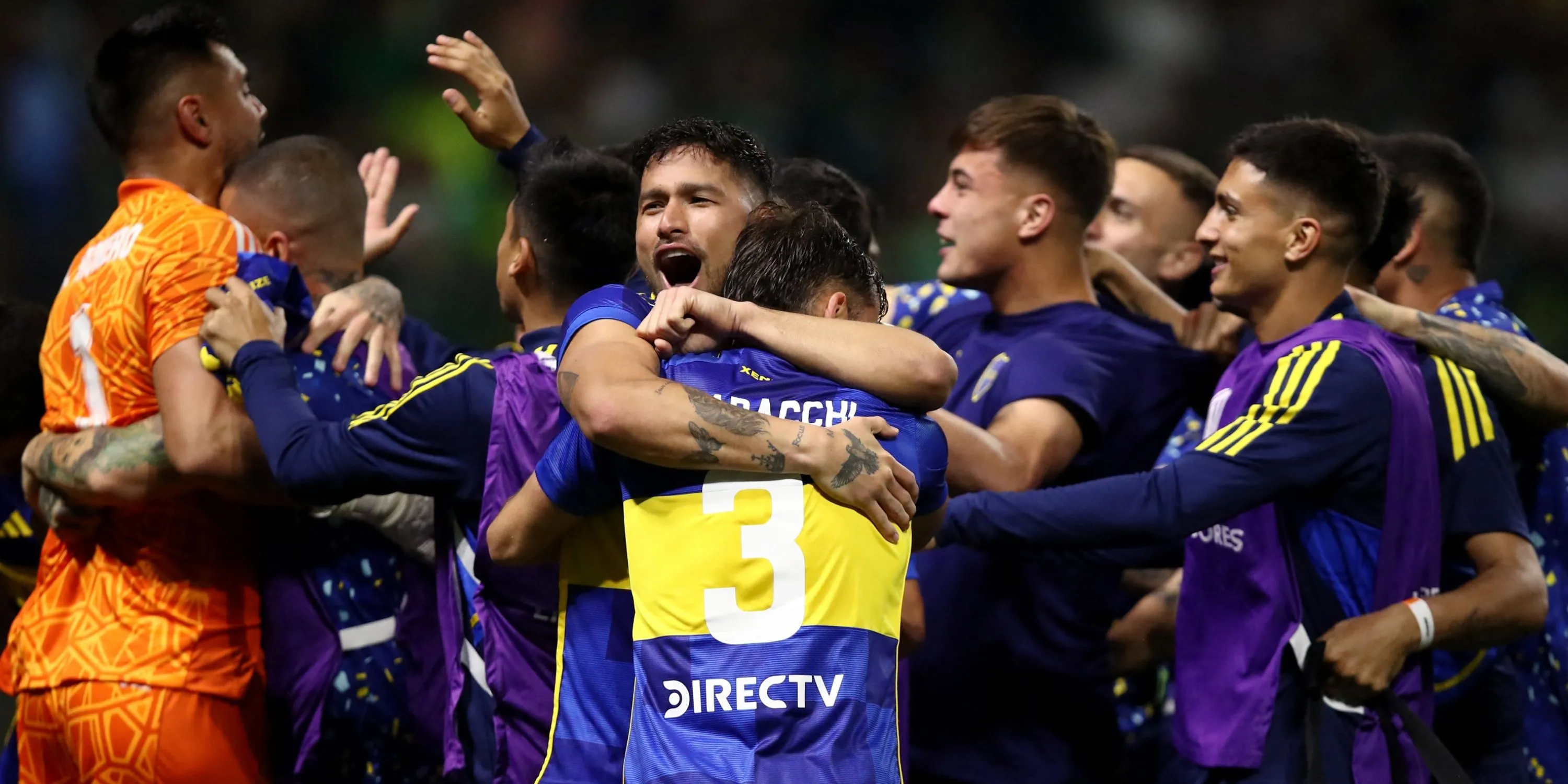 Marcelo Saracchi (Boca Juniors) ăn mừng cùng đồng đội sau bàn thắng