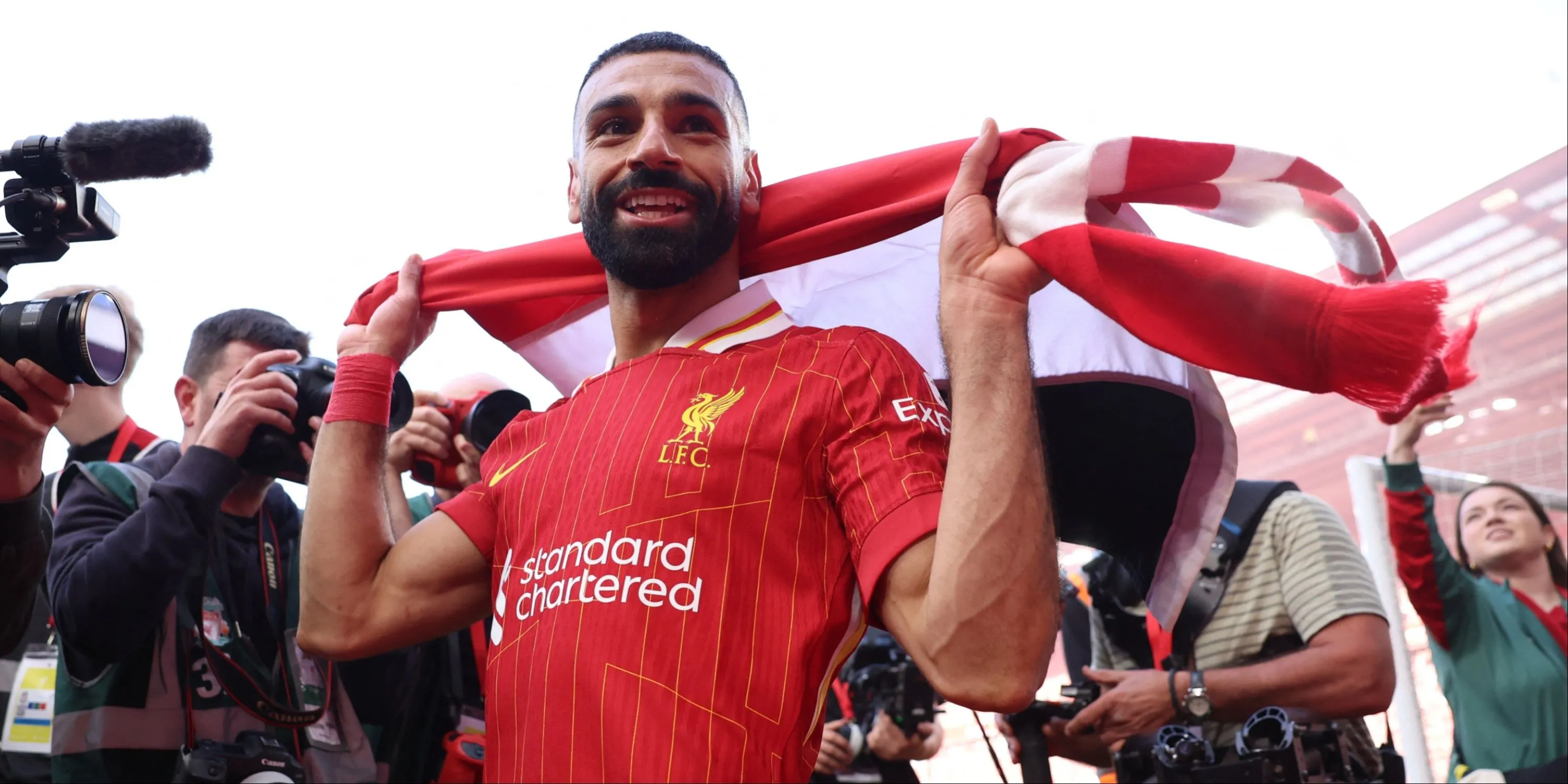 Mohamed Salah ăn mừng cùng đồng đội Liverpool sau chiến thắng