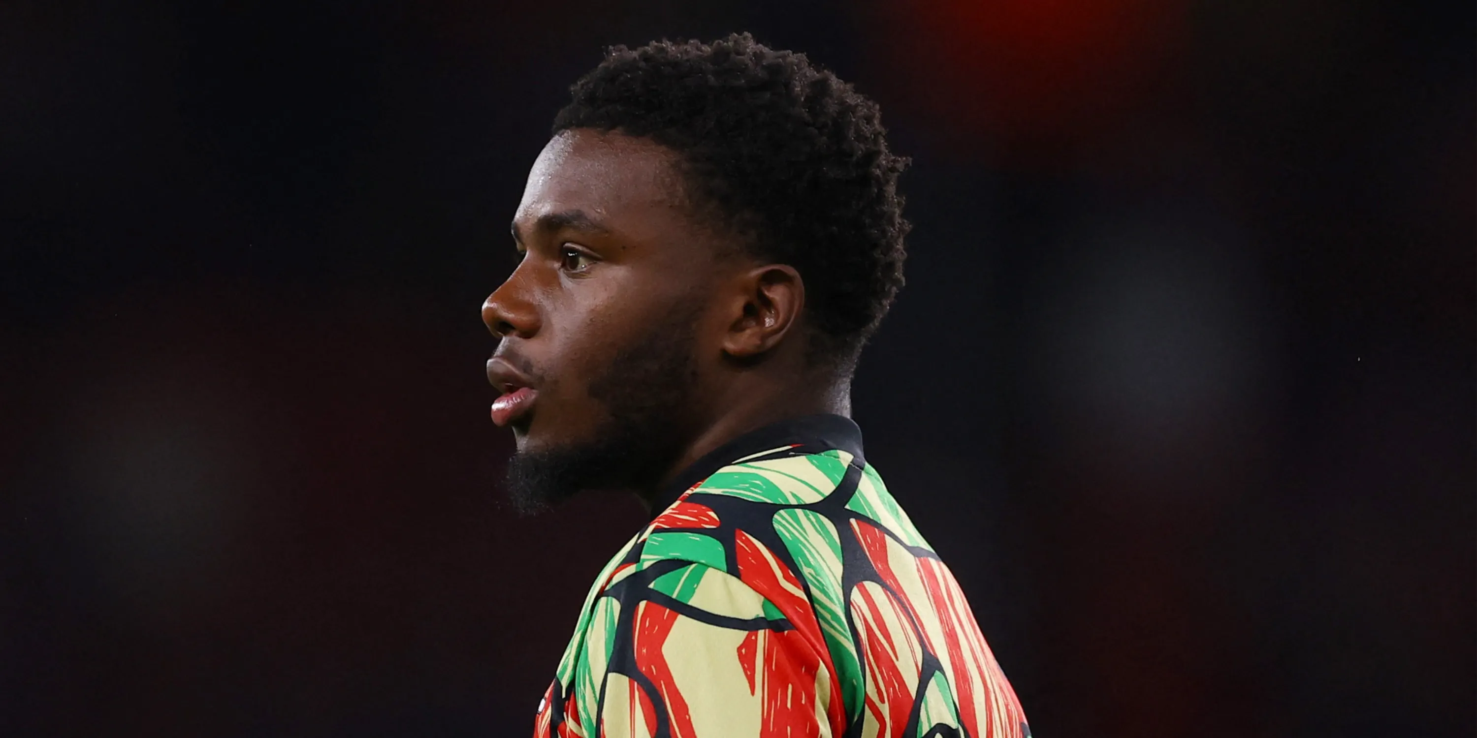Nathan Butler-Oyedeji khởi động trước trận đấu cho Arsenal