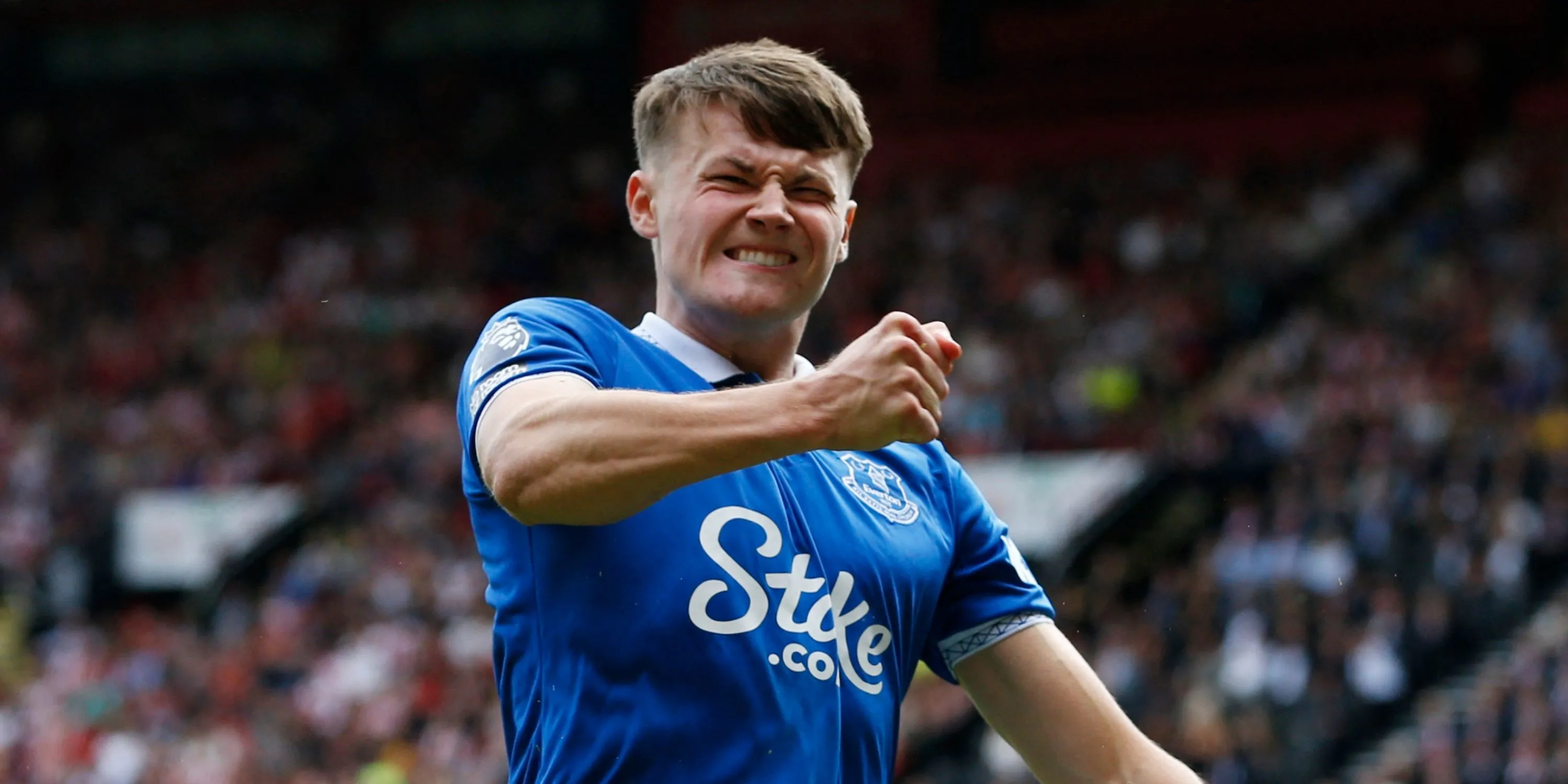 Nathan Patterson (trái) trong màu áo Everton đối đầu cầu thủ đối phương