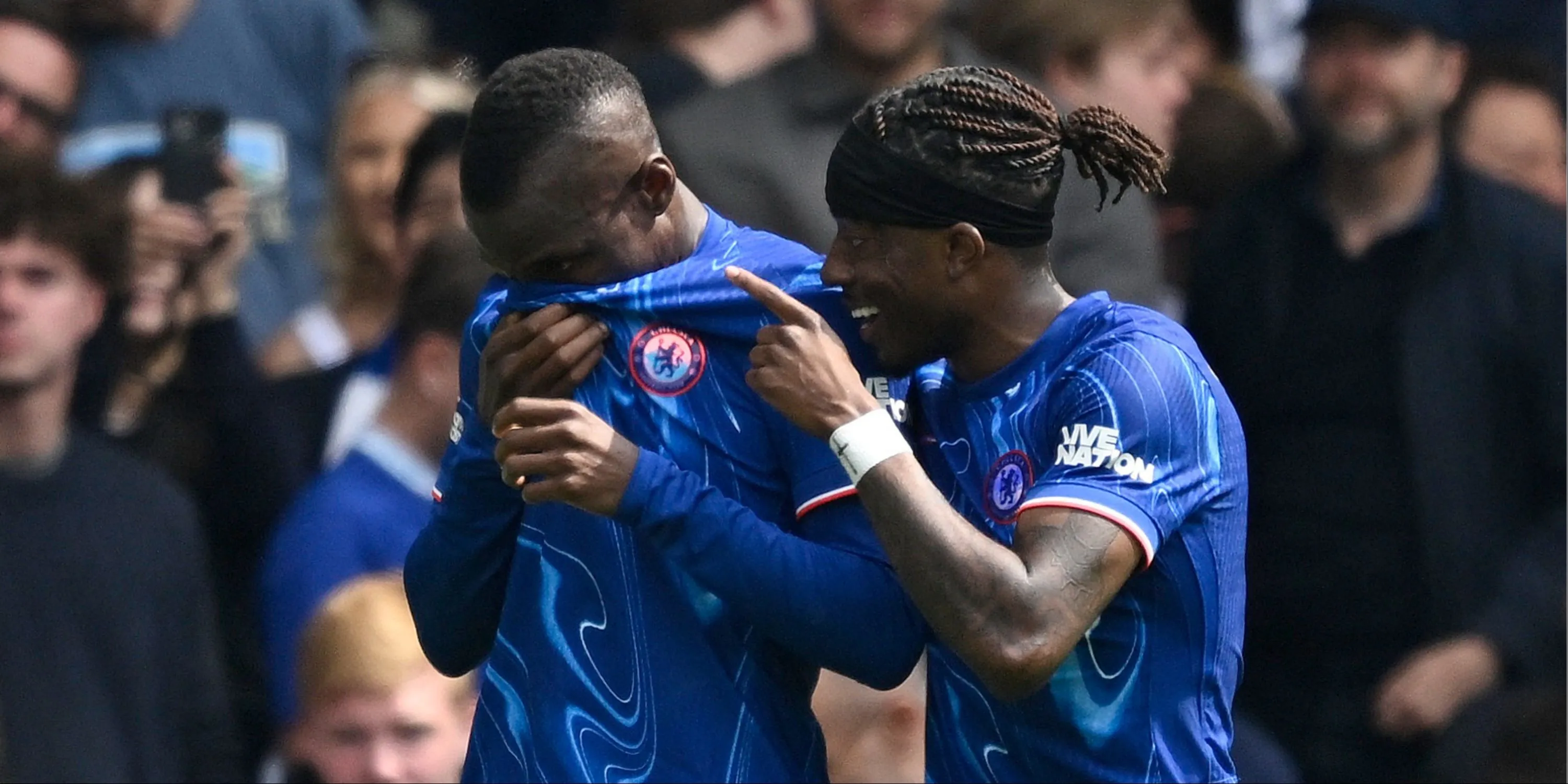 Noni Madueke đi bóng trong trận Chelsea gặp Everton