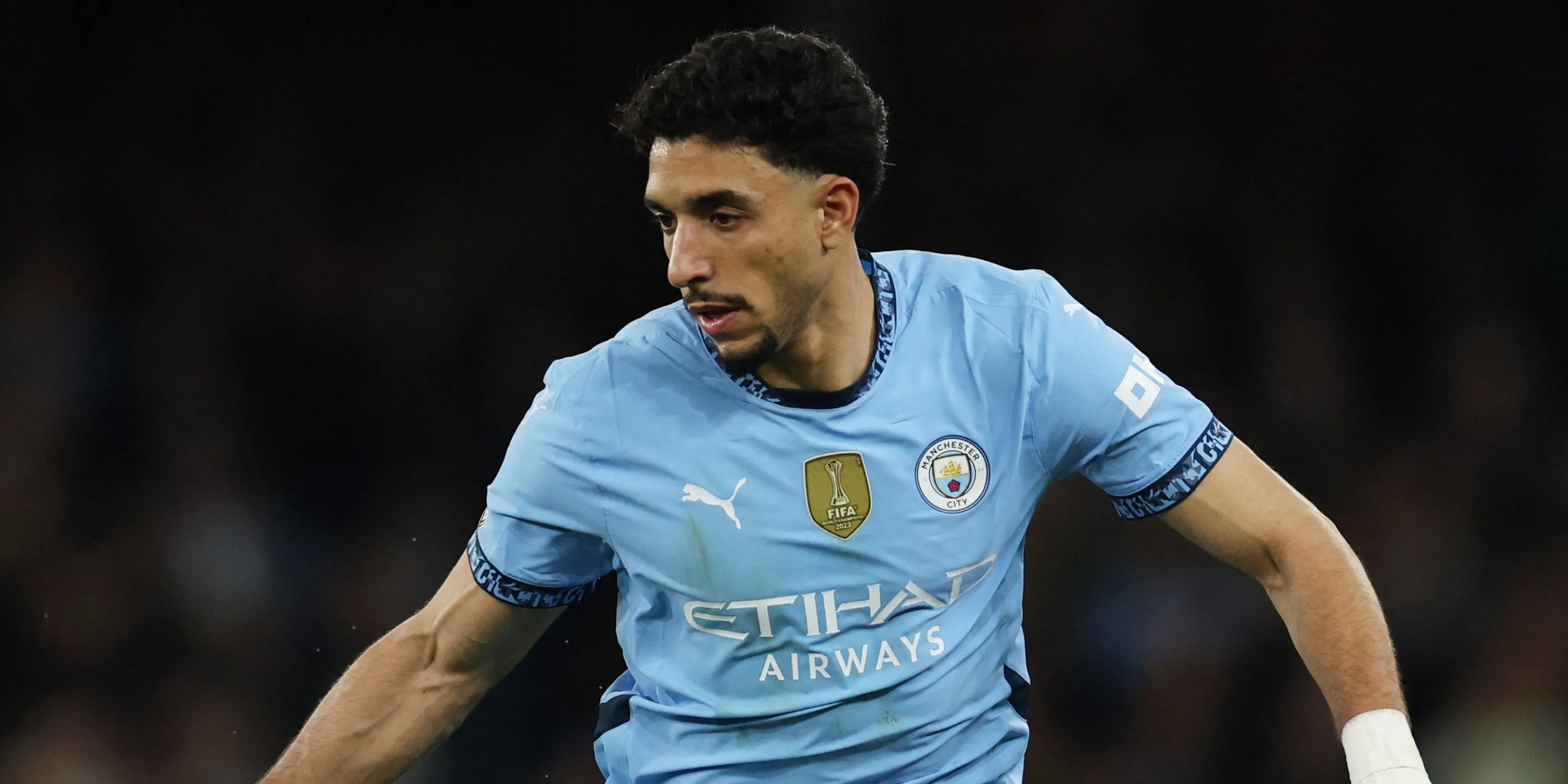 Omar Marmoush đi bóng trong màu áo Manchester City