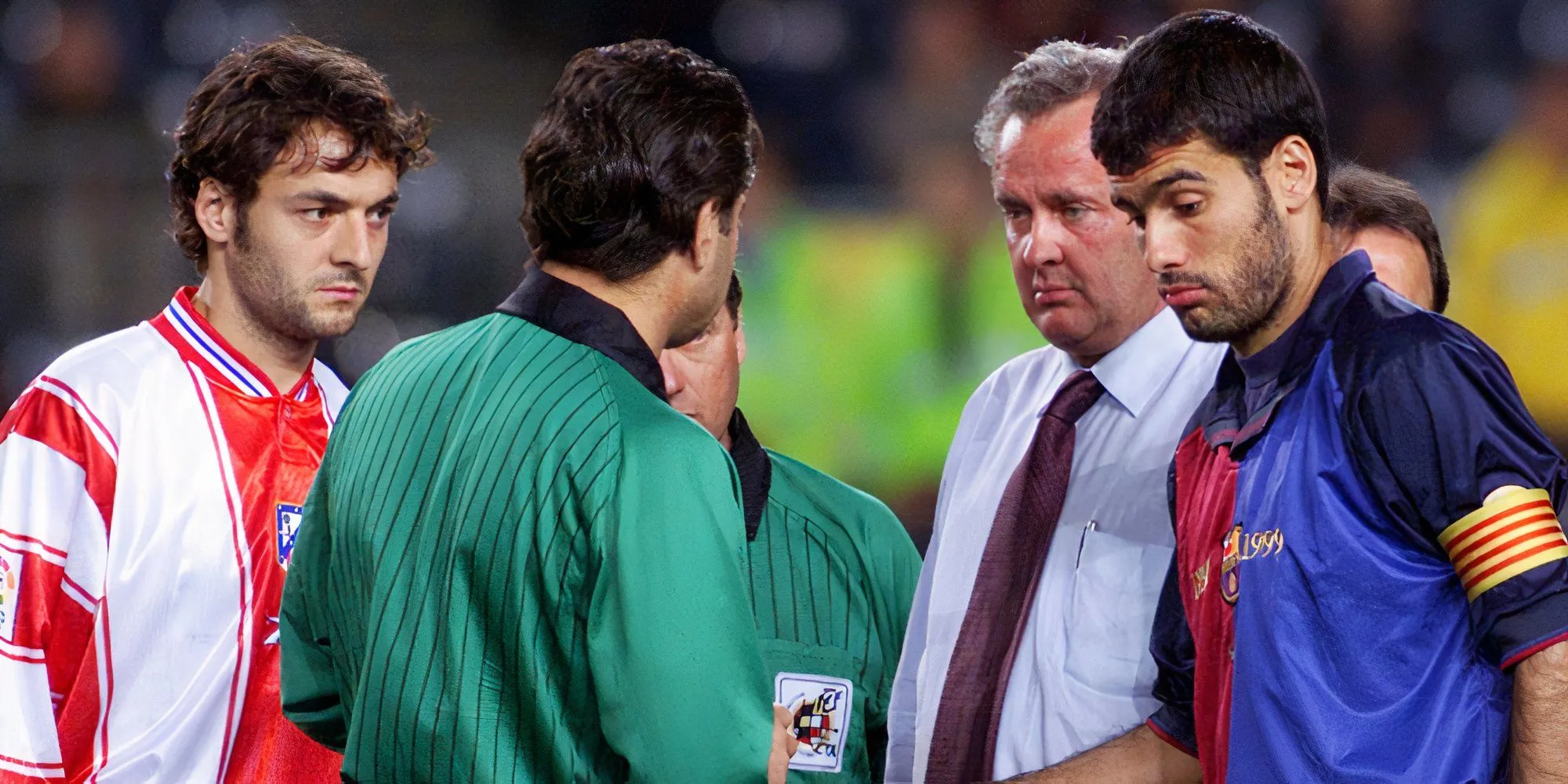 Pep Guardiola, đội trưởng Barcelona, trong sự kiện bỏ trận bán kết Copa del Rey 2000