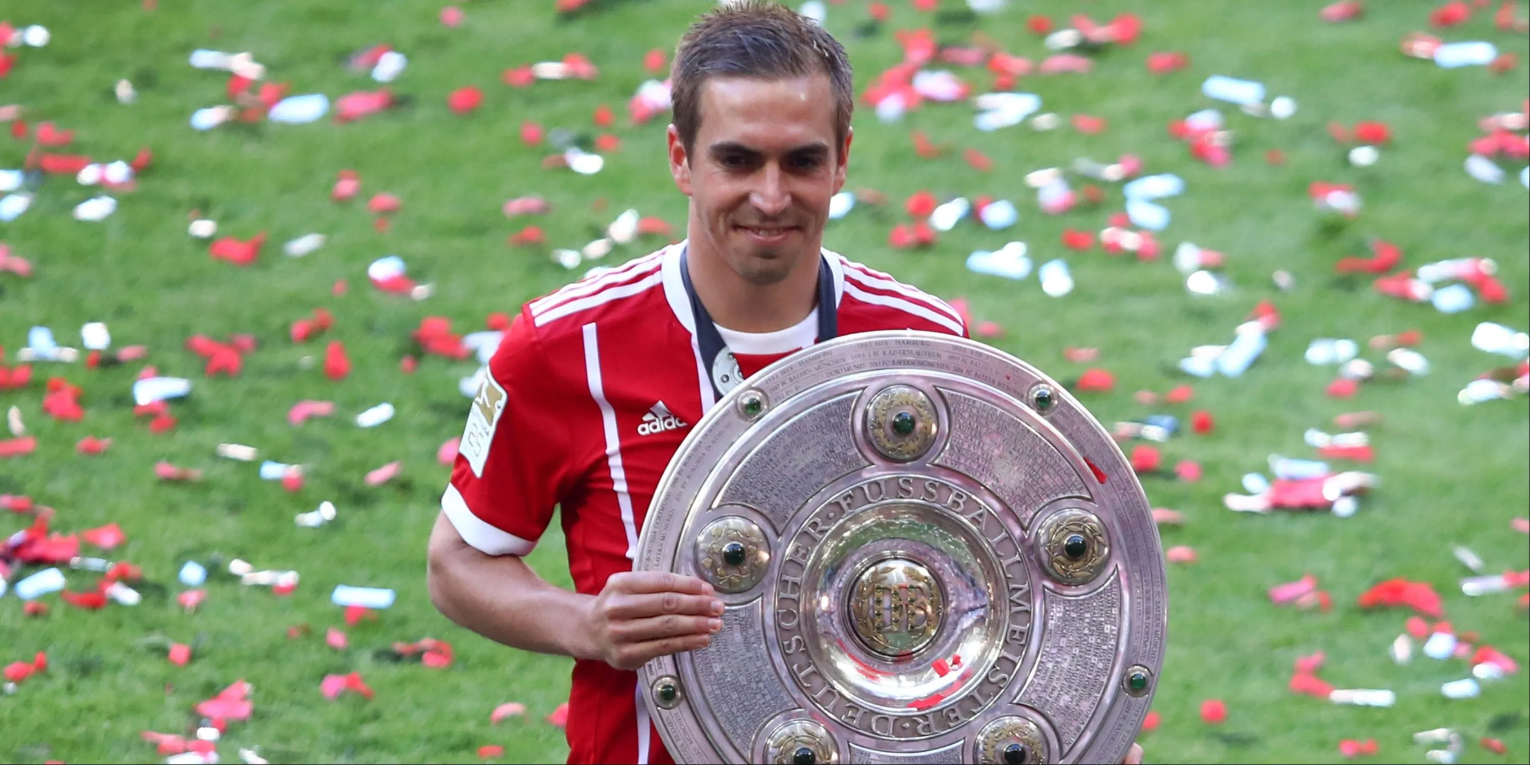 Philipp Lahm nâng cao chiếc đĩa bạc Bundesliga cùng Bayern Munich